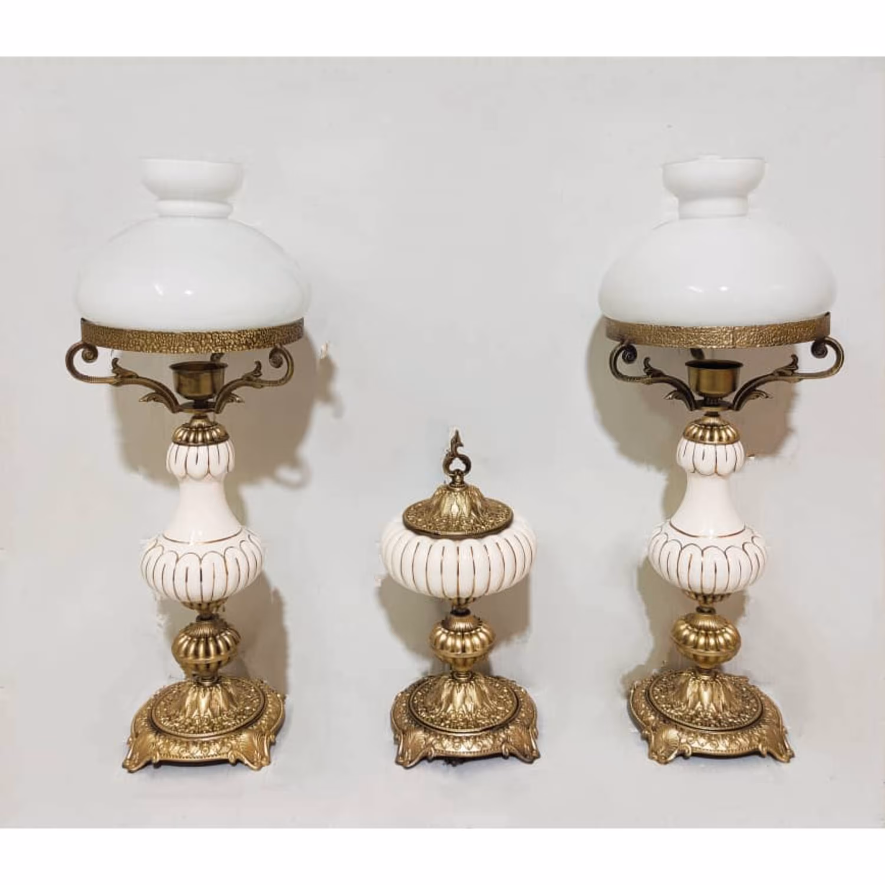 شمعدان و شکلات خوری طرح ست سه تیکه چراغ های پایه برنجی ارتفاع 64 سانتی متر 