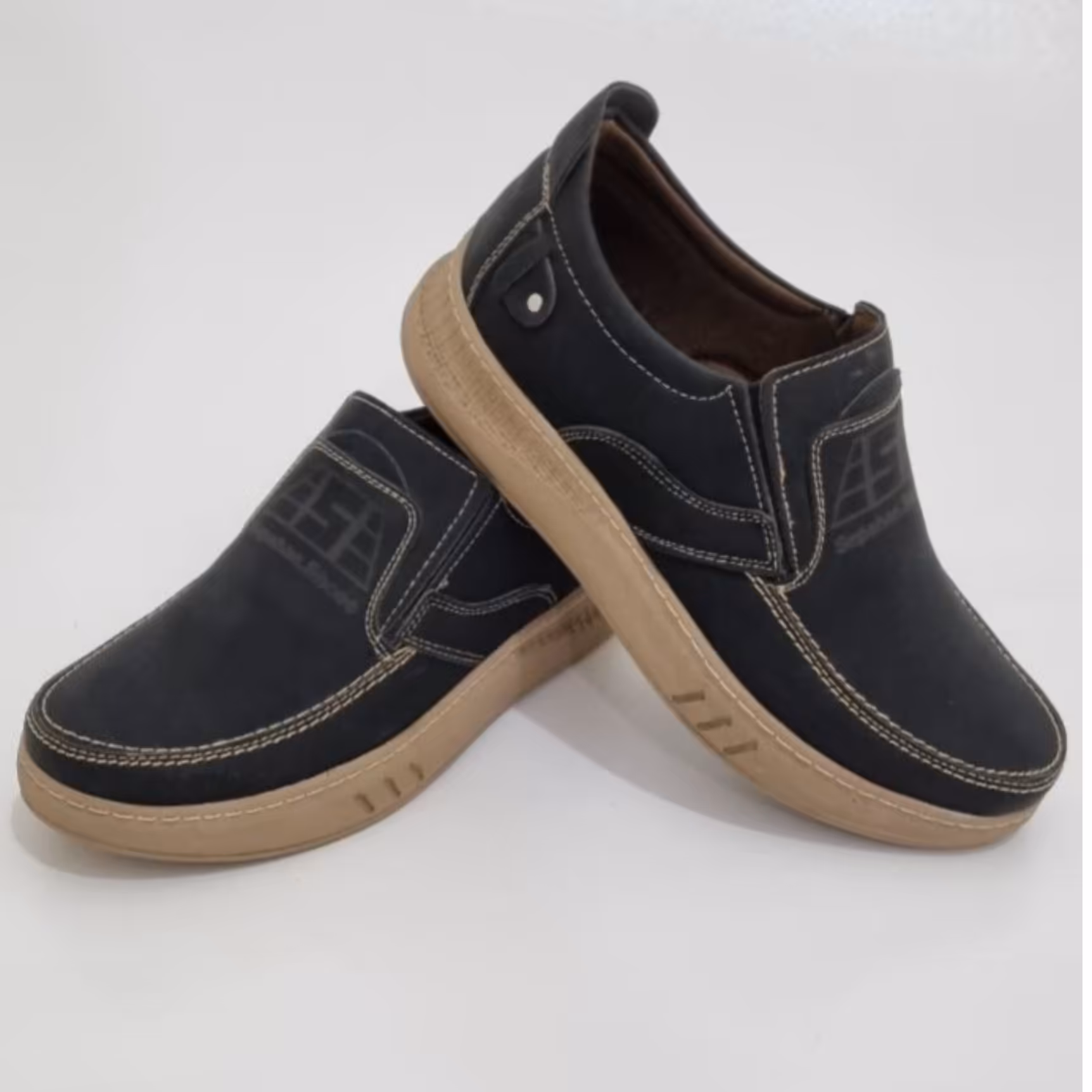 مردانه 40الی 44
رویه بیاله چرم با زیره پیو 
دور تا دور دوخت 
آستر کتان 
کفی طبی
رنگ فقط، مشکی
