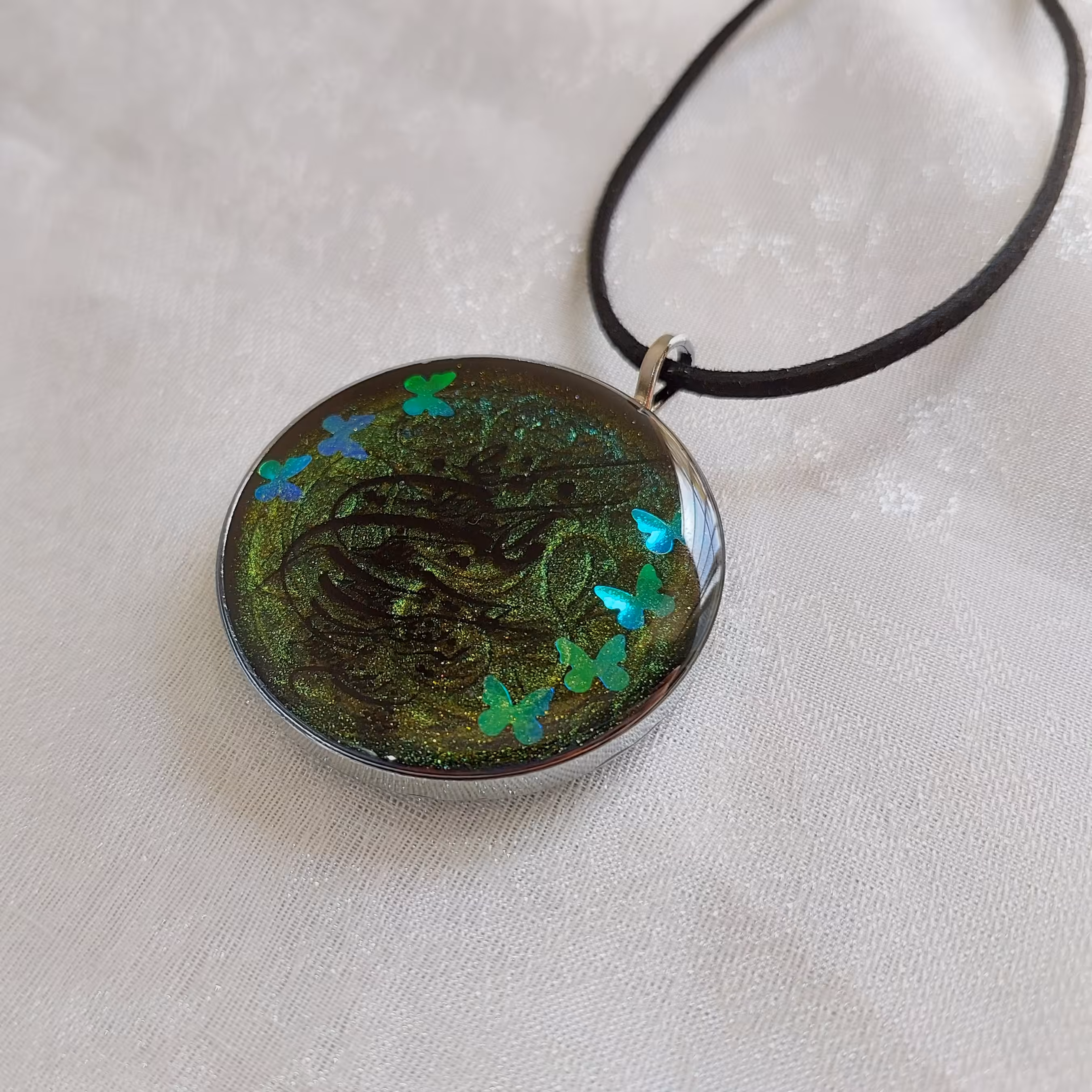 آویز ماشین رزینی مزین به وان یکاد و حرز امام جواد(ع) قاب استیل، و بند چرمی