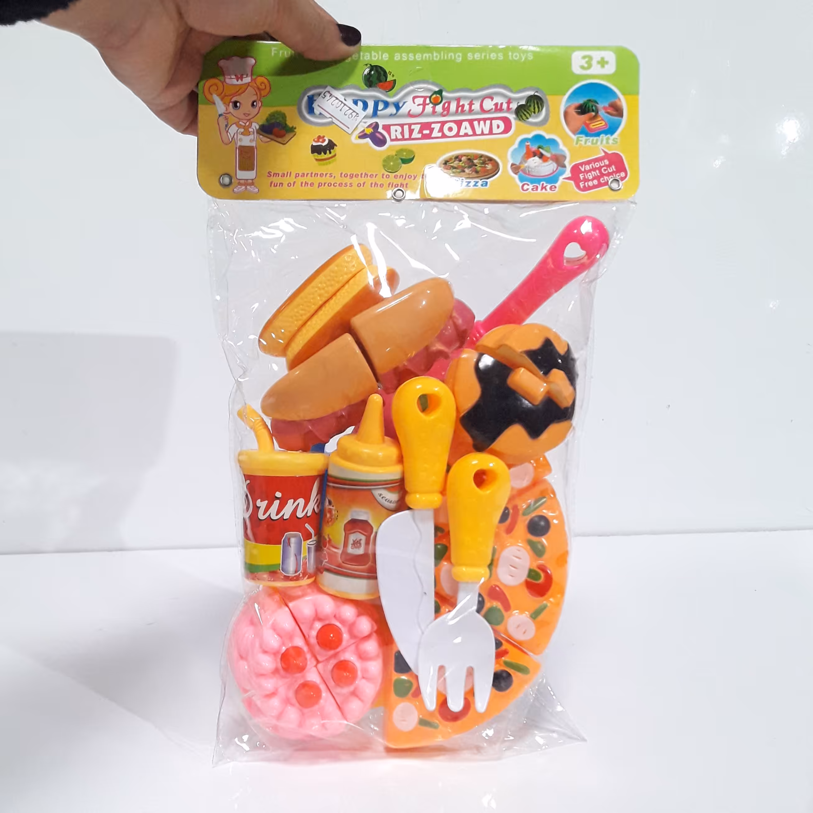 ست پیتزا و سوسیس بهمراه کیک و چنگال و چاقو یه ست خشگل و دخترونه