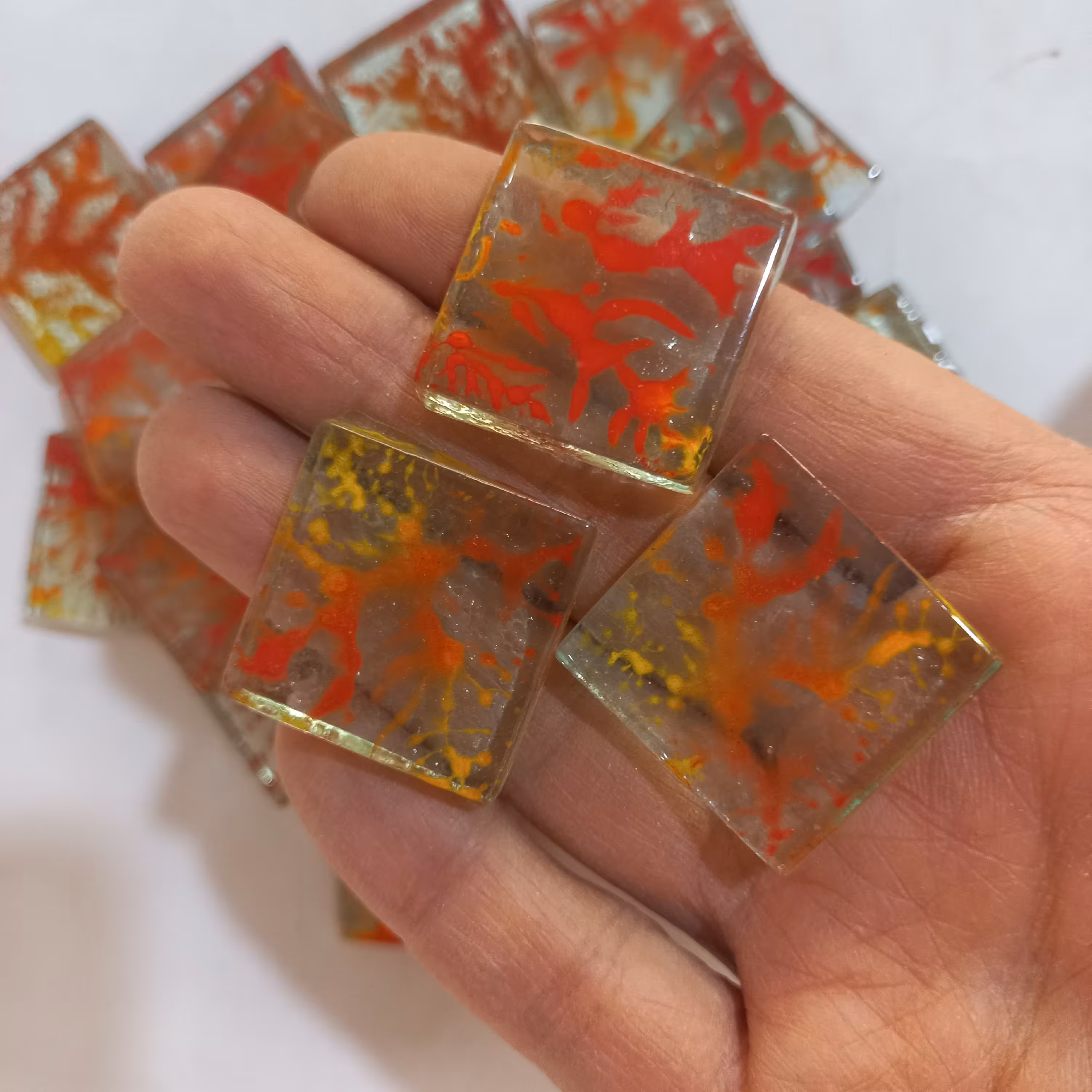 کاشی شیشه ای رنگ قرمز و  زرد  ابر و بادی 2.5سانتیمتری مخصوص هنر موزاییک