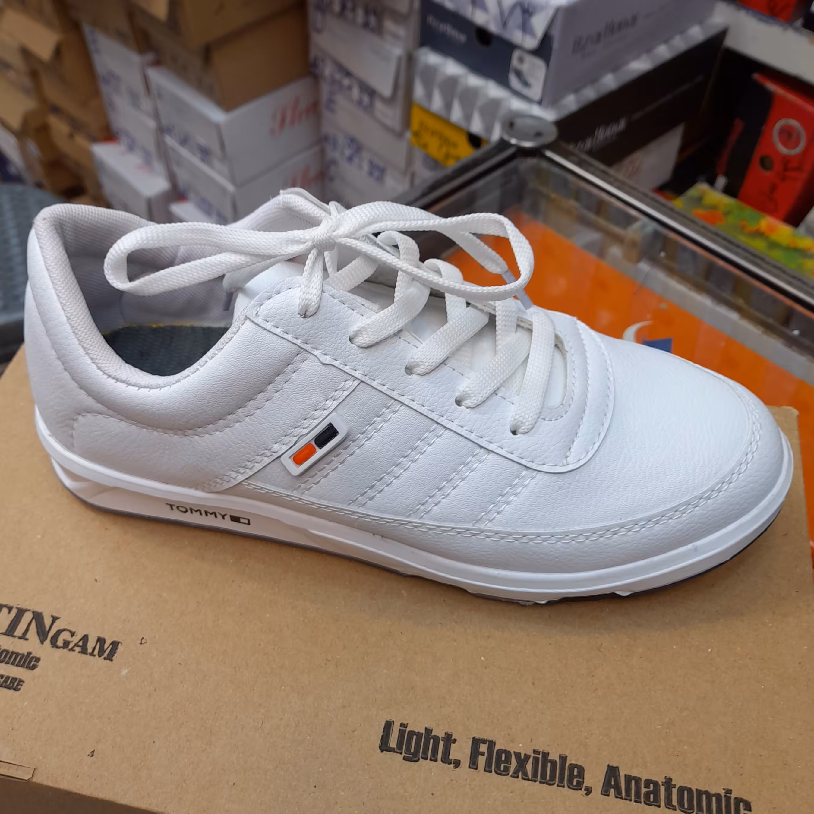 کفش تامی زیر شیشه ای در چهار رنگ سفید مشکی و مشکی زیر سفید و طوسی 