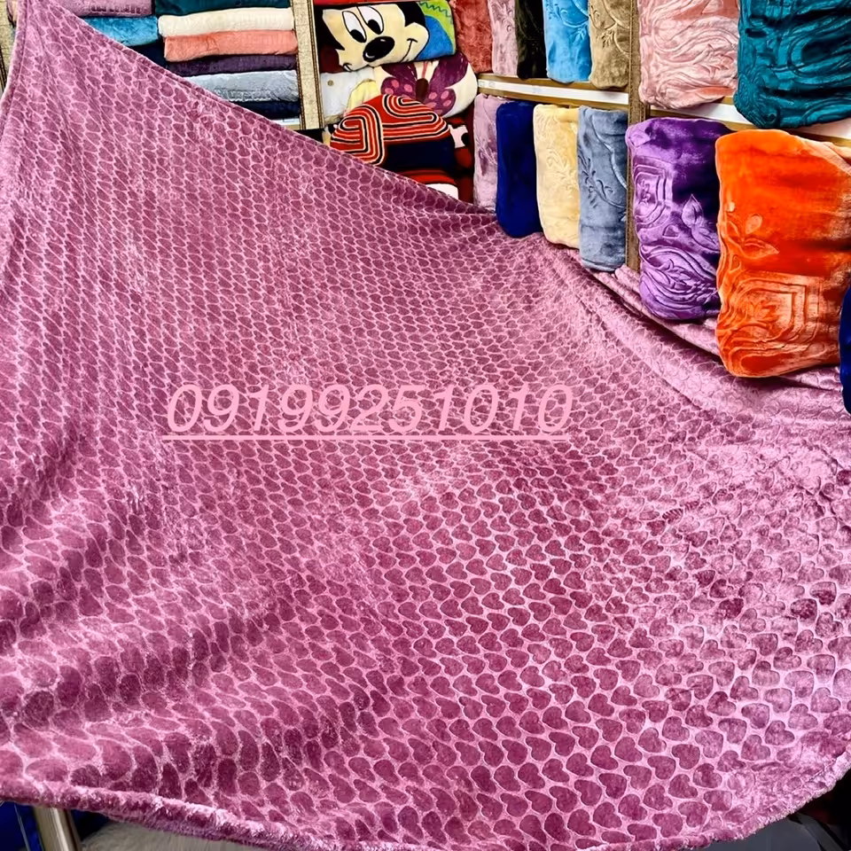 پتوی دونفره نرمینه مسافرتی مدل سروین تک رنگ گلبرجسته ساکدار  رنگ یاسی کد 12