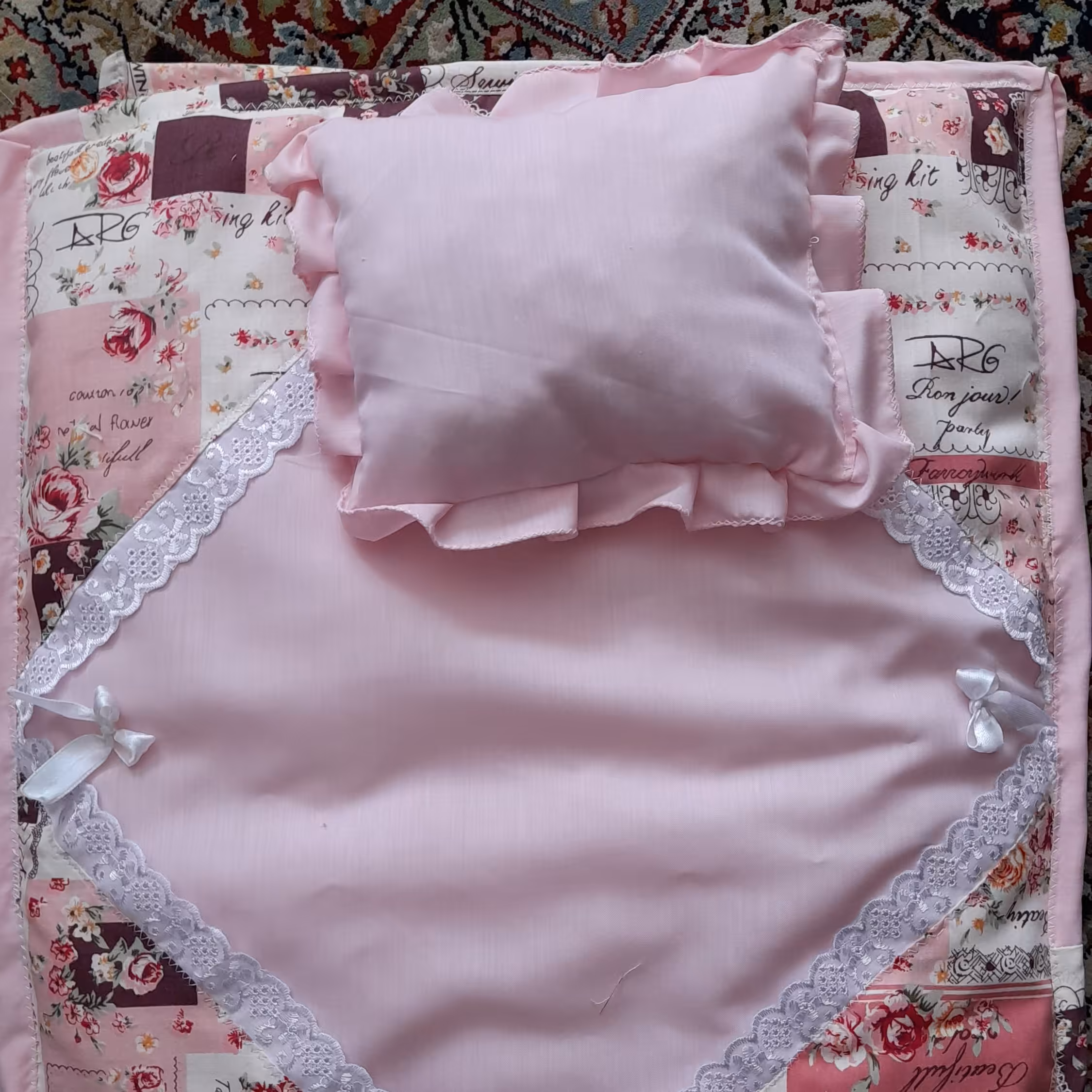 ست رختخواب عروسک شامل تشک، بالش و لحاف در رنگ ها و طرح های مختلف و شاد