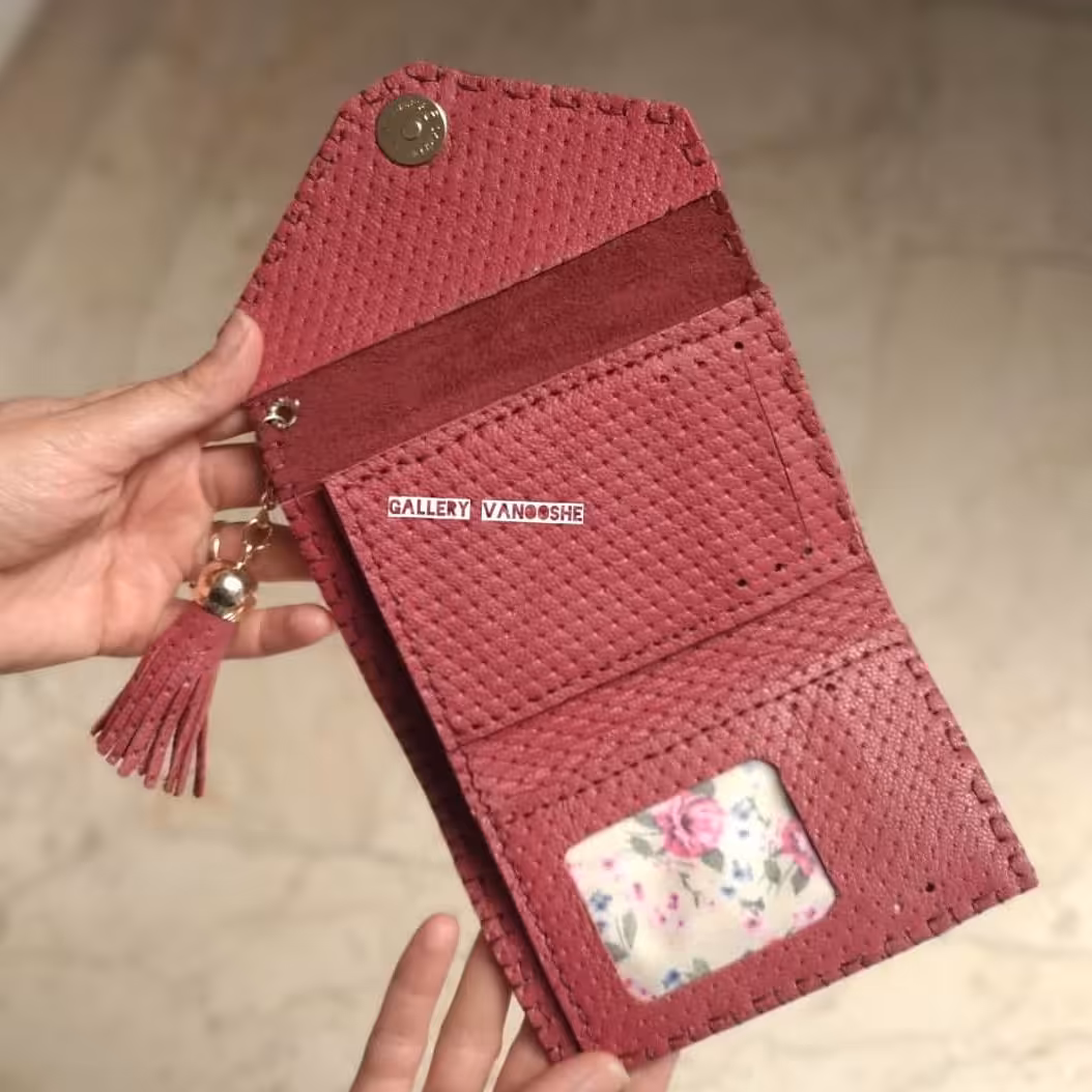 کیف پول جیبی در طرح و رنگ دلخواه
ابعاد 22 در 13
دوخده شده با چرم بزی سوزنی
قابل سفارش یا رنگ و چرم دلخواه