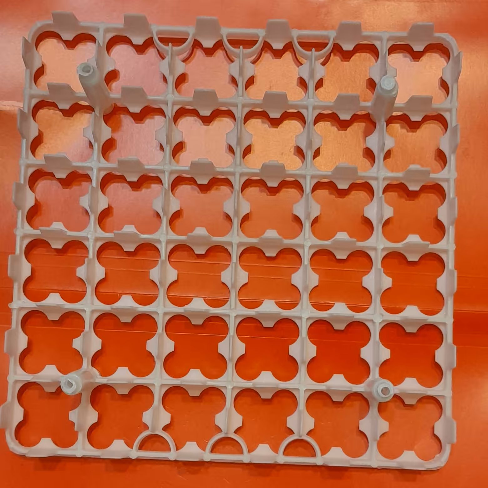 شانه مرغ واردک 36تایی مخصوص دستگاه جوجه کشی رنگ سفید جنس مرغوب