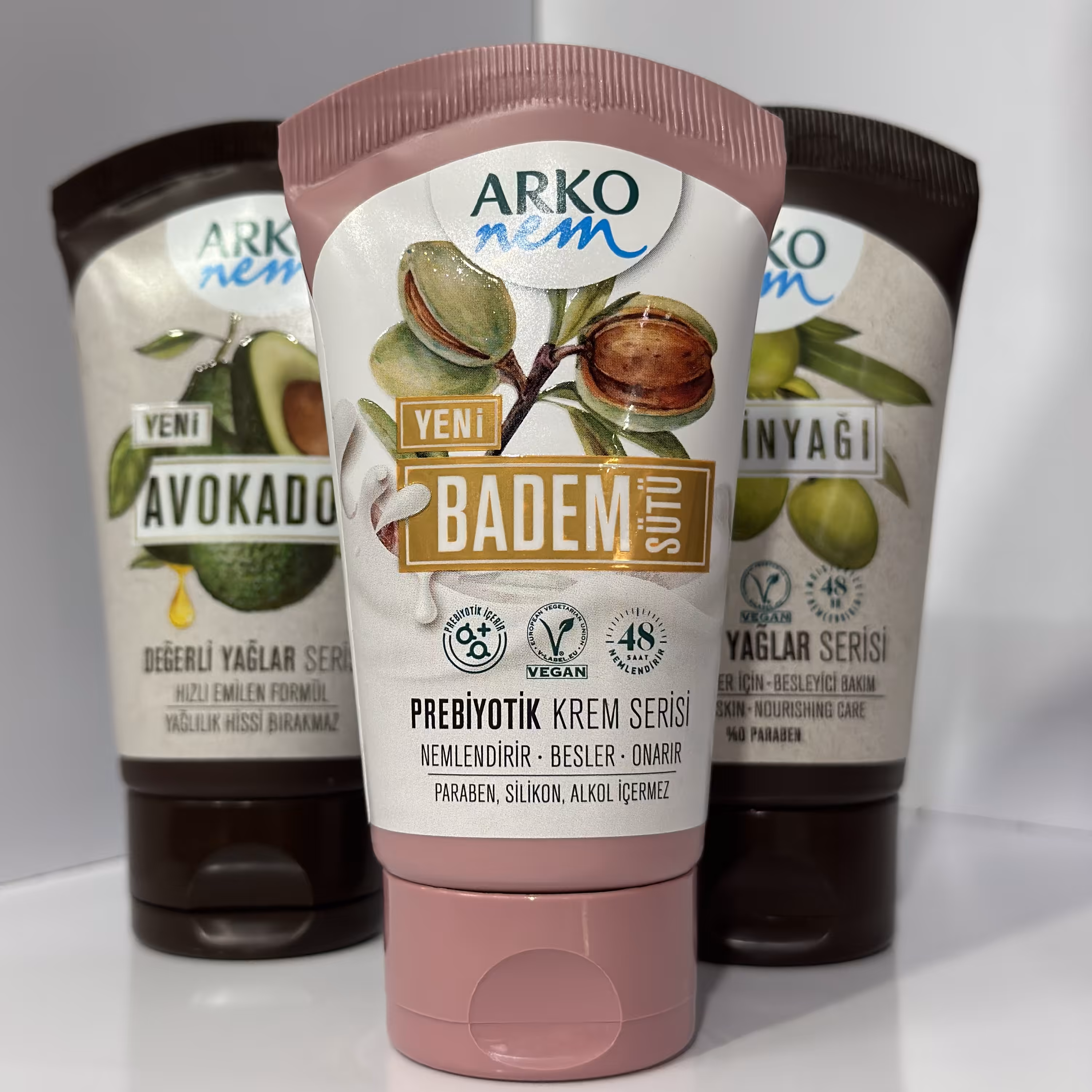 کرم جدید آرکو تیوپی 60گرمی با رایحه شیر پسته رطوبت رسانی 48 ساعته 