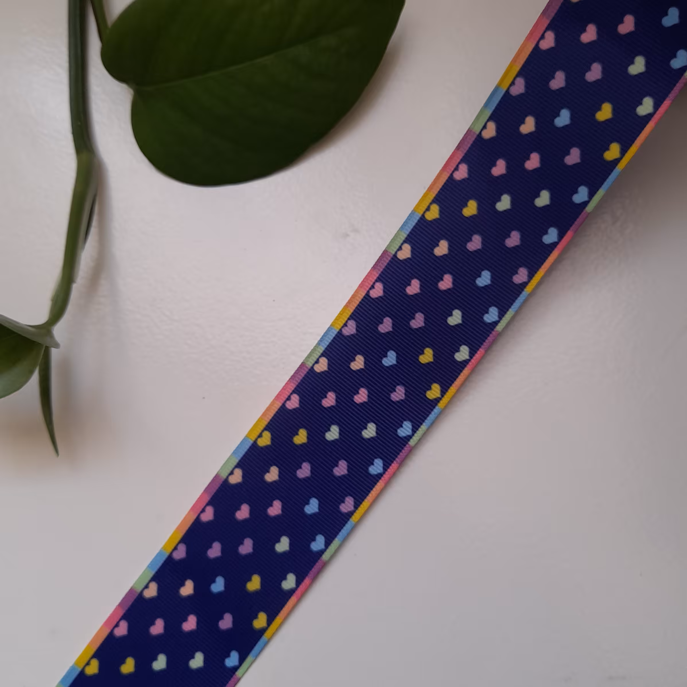 روبان گروگرن 4سانتی طرح قلب ریز زمینه سرمه ای 