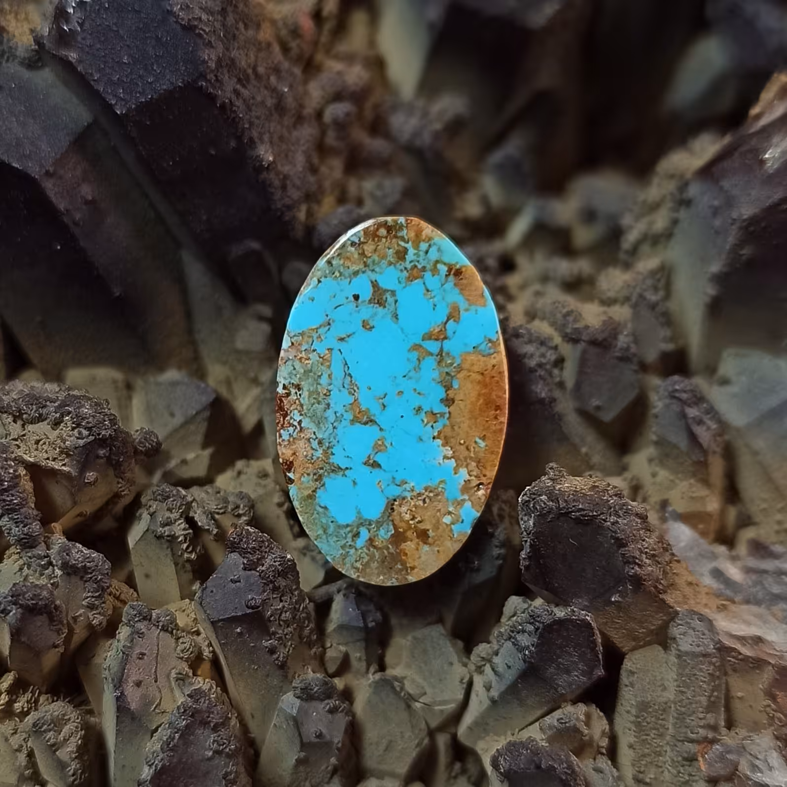 نگین فیروزه نیشابوری آبی آسمانی خاک طلایی طبیعی احیا نشده کد 6