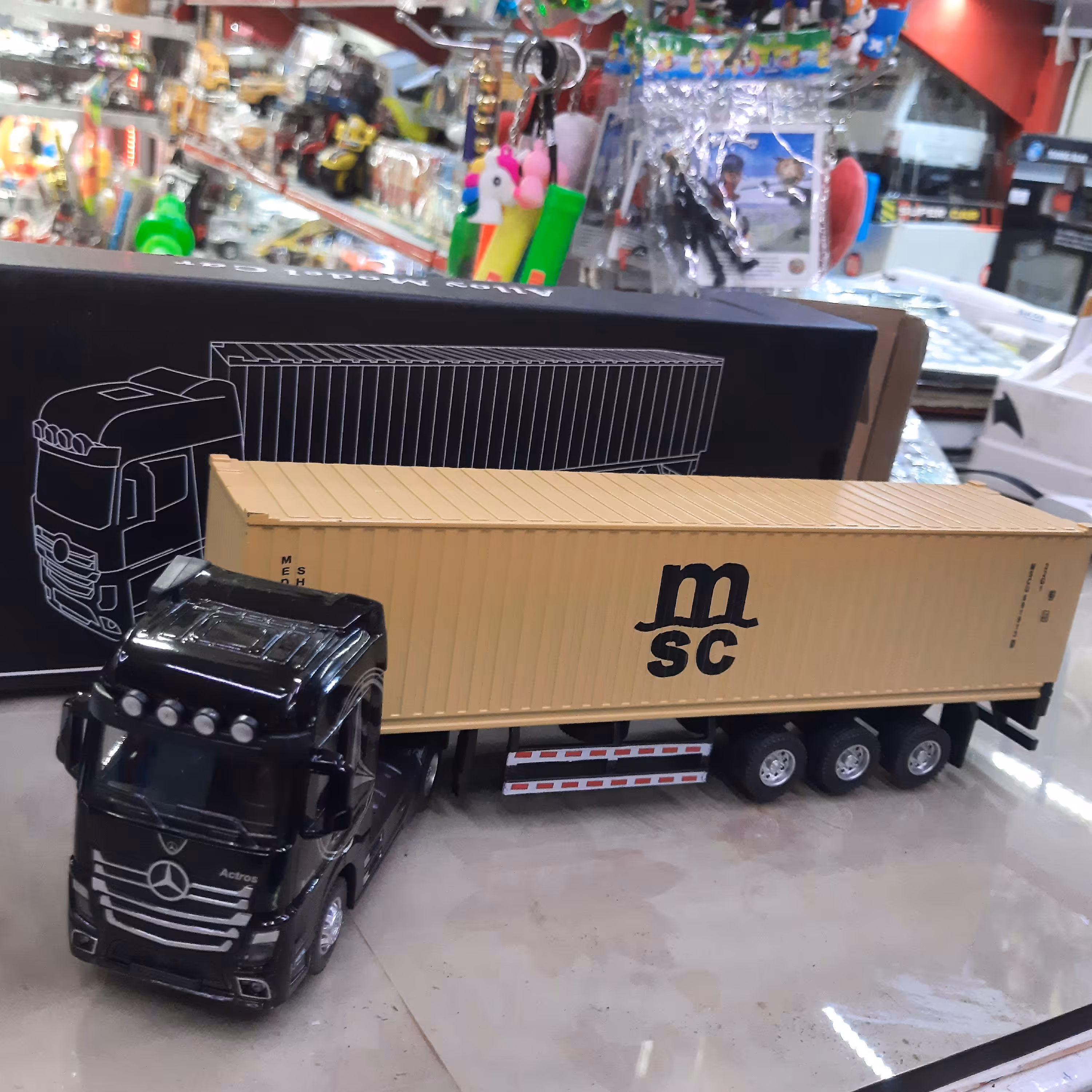 ماکت فلزی کامیون  بنز کانتینرداراکتروس موزیکال و چراغ دار  کله مشکی با کانتینر  کرم 