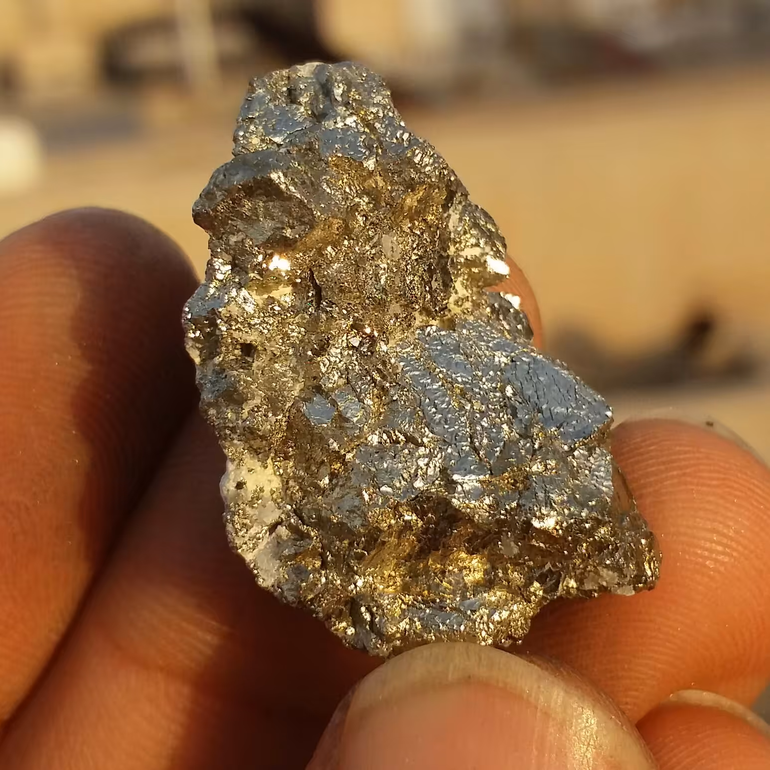 سنگ راف حبه شده پیریت طلایی ملقب به سنگ طلا همرشدی با بورنیت 100 در 100 طبیعی شاهکار خلقت دیدنییی
بی نظیر
کد 8988