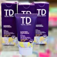 کرم ضد آفتاب فاقد چربی spf50 توتال درم با عملکرد حفاظتی دوگانه ضدآفتاب و ضدلک بدون رنگ 