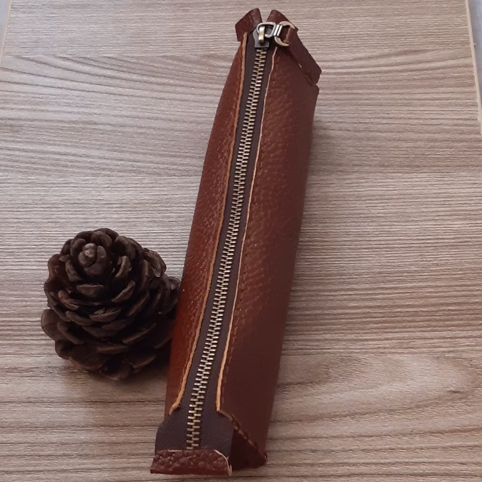 جامدادی ازچرم طبیعی دستدوز قهوه ای 