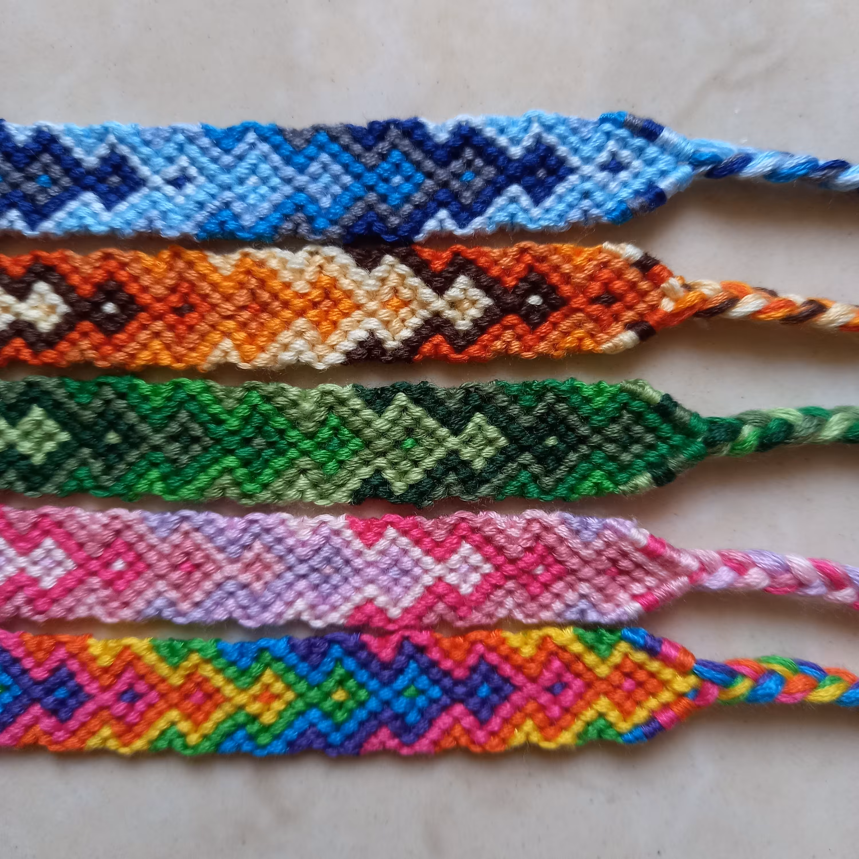 پک 5 عددی دستبند دوستی طرح تیارای گوزن آبی ( بدون گیس اضافه ) محصول کاملا دستساز تیم گوزن آبی با ارسال رایگان