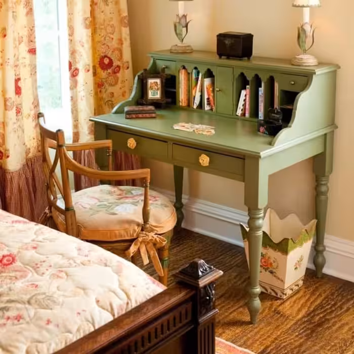 میز تحریر کلاسیک با پایه های چوبی در رنگ های کلاسیک