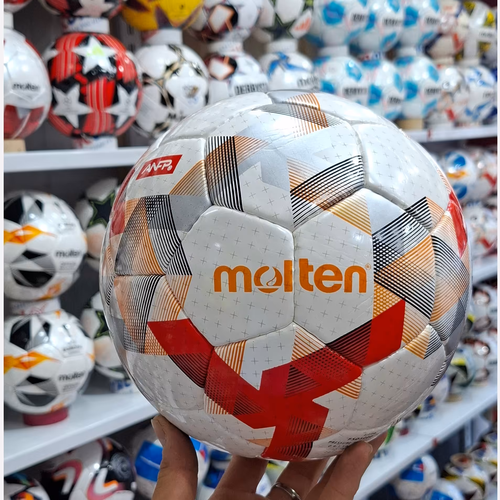 توپ فوتبال مولتن اورجینال سایز 5اصل با ضمانت همراه با سوزنی وارسال رایگان در ارزانکده توپ کرمان 