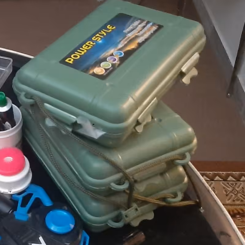 لیزر سبز  پوینتر با برد بالا برند small sun و سری رقص نور جدا شونده به همراه باتری 2200 میلی آمپر برند small sun 