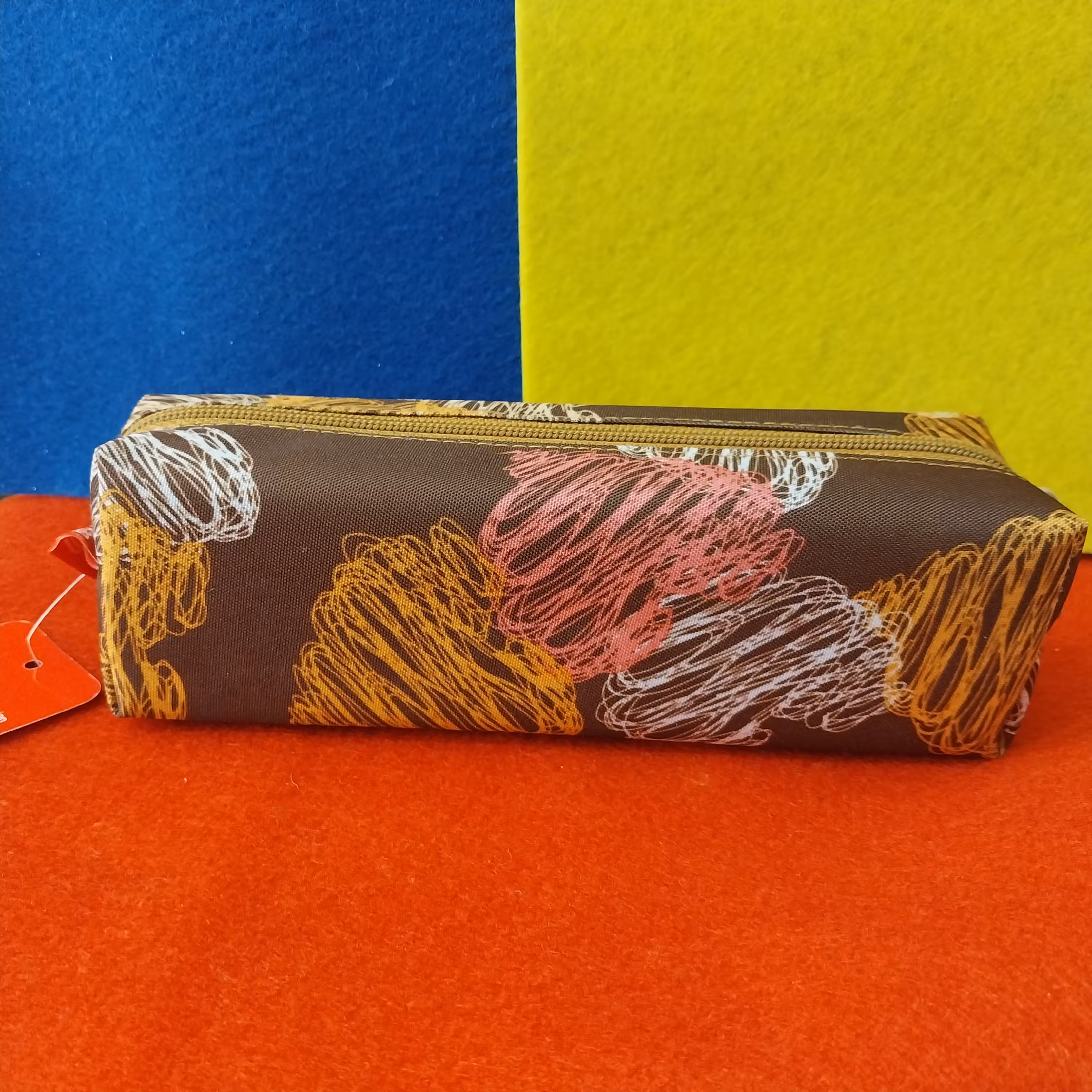 جامدادی تک زیپ قهوه ای رنگ طرح دار 