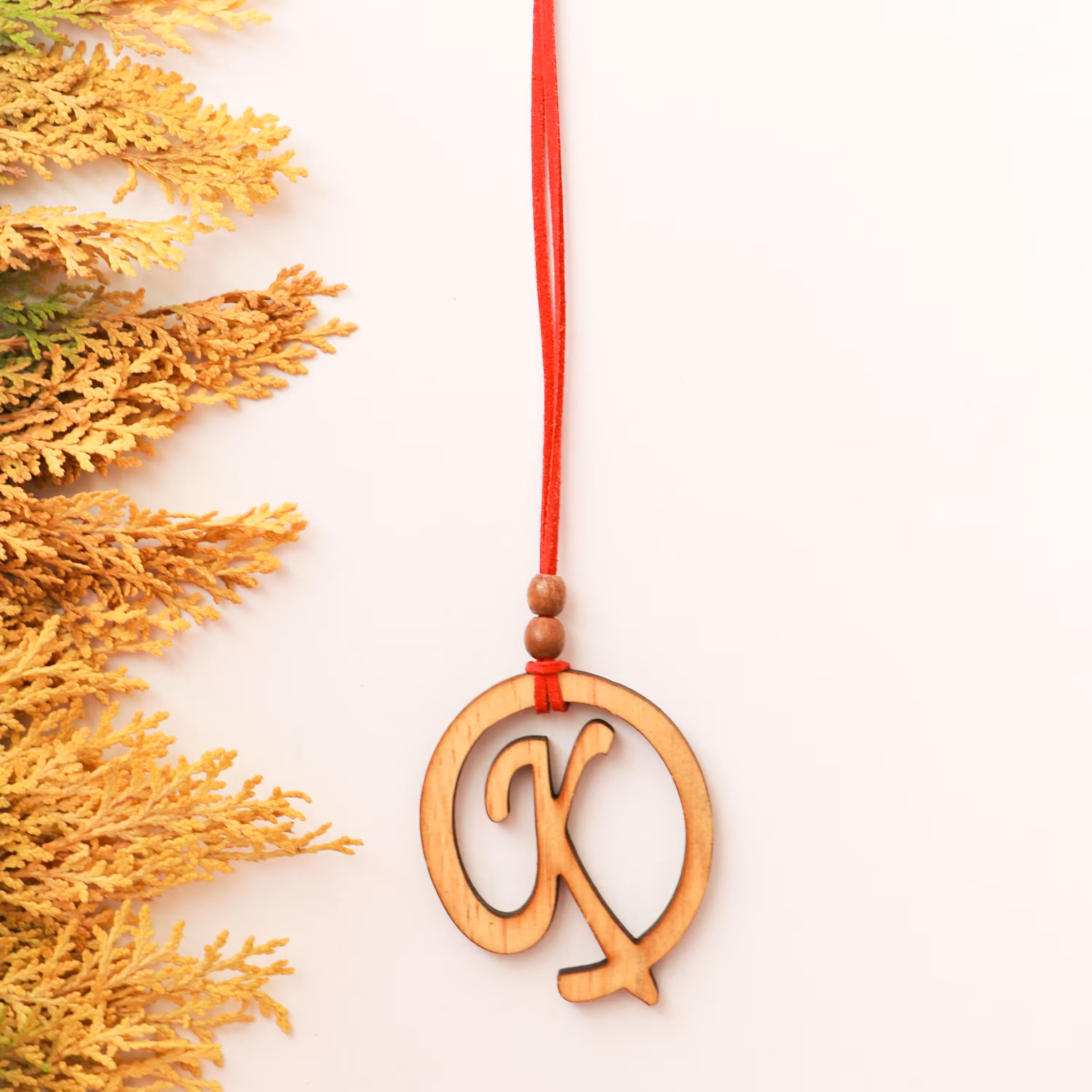 گردنبند چوبی مدل K ابعاد پلاک 5 در 5 سانتی متر با بند چرمی مشکی