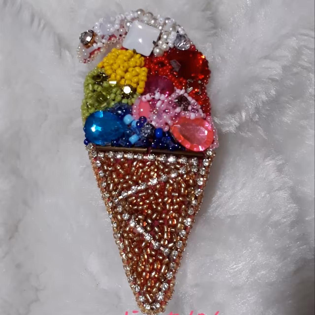 سنجاق سینه جواهر دوزی طرح بستنی