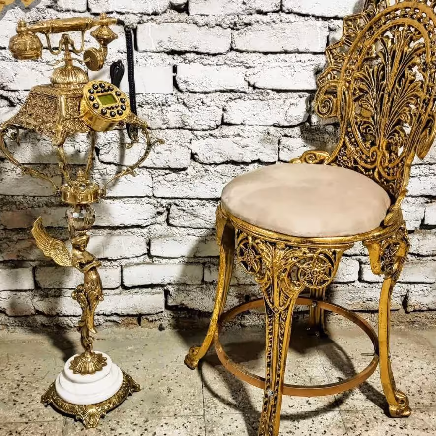 تلفن ایستاده برنز   پایه دار  ستون فرشته کنار سالنی پایه سنگی