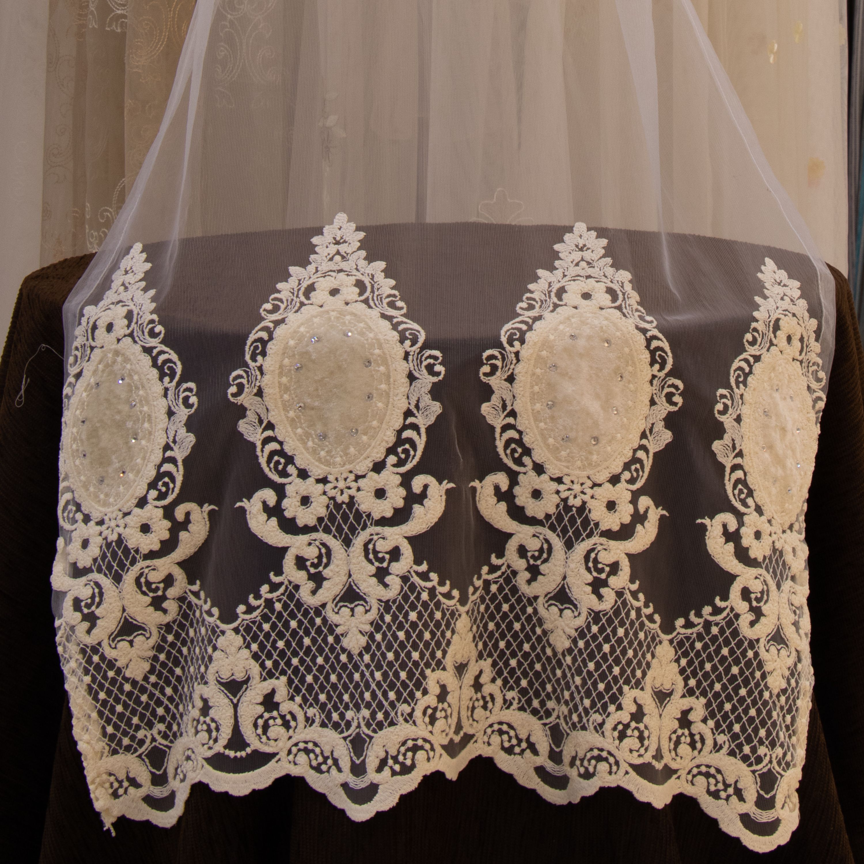 پارچه پرده ای تور گل مخملی ترک عرض سه متر کرم (پس کرایه)