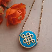 نیم ست طرح فیروزه. جنس از سنگ تبتی و برنج. نیم ست شامل دست بند و گردن بند است. 