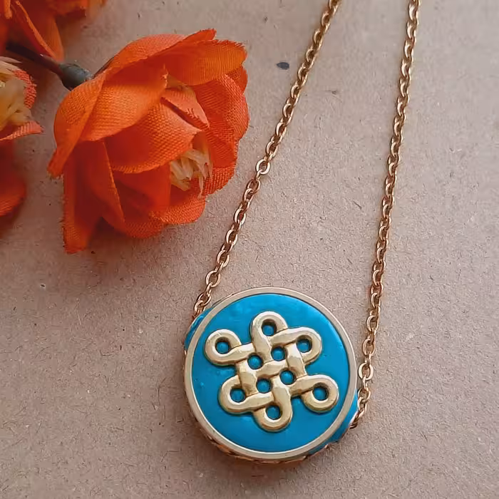 نیم ست طرح فیروزه. جنس از سنگ تبتی و برنج. نیم ست شامل دست بند و گردن بند است. 