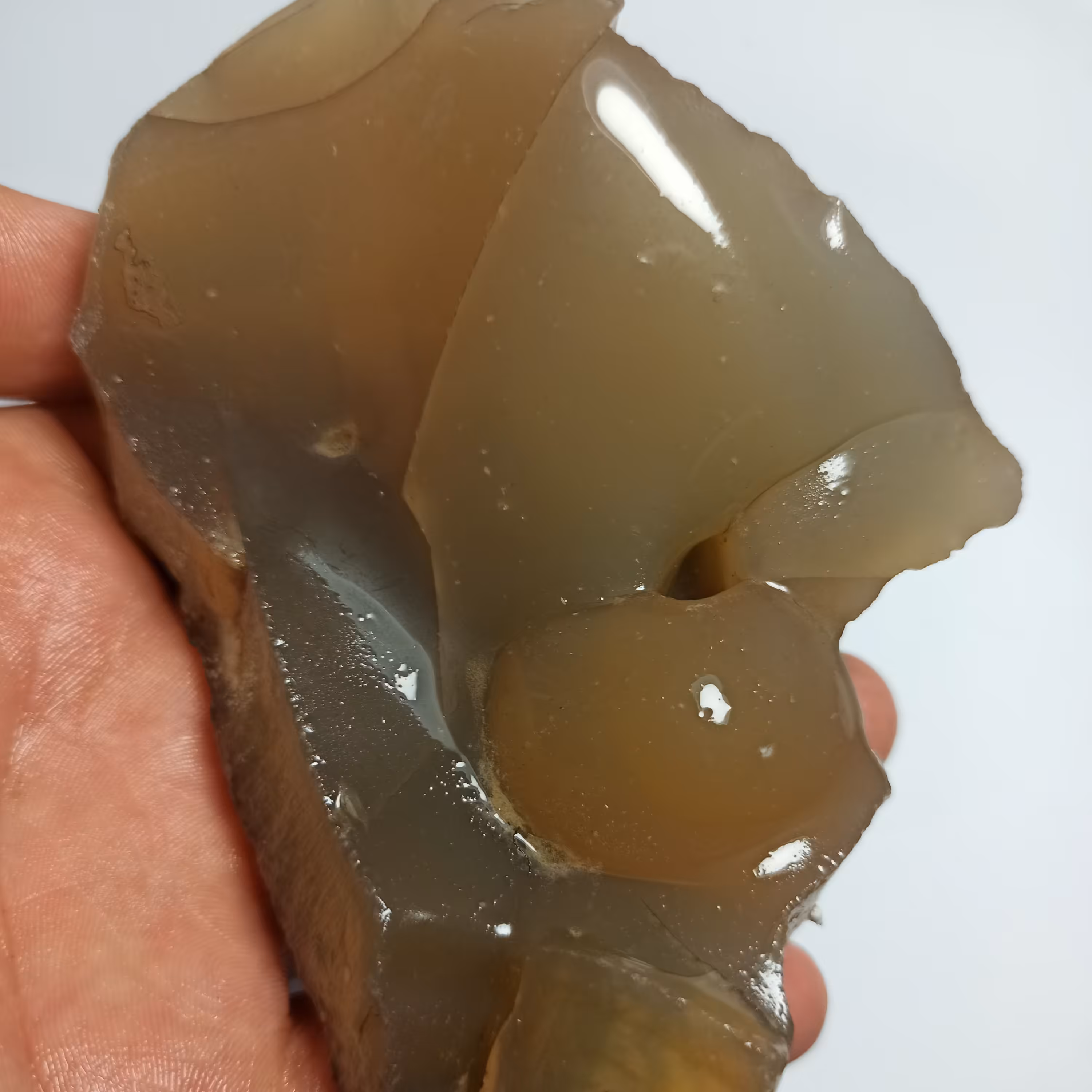 سنگ راف عقیق تخته ای زیتونی رنگ کاملا طبیعی و اصل معدنی مناسب تراش و کلکسیونی و تزئینی عقیق شفاف و ابدار 