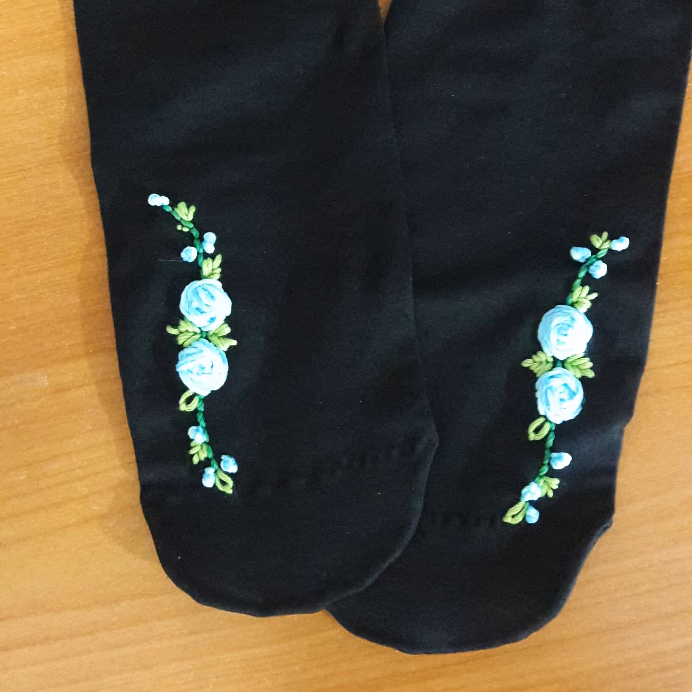 جوراب گلدوزی با دست طرح 101