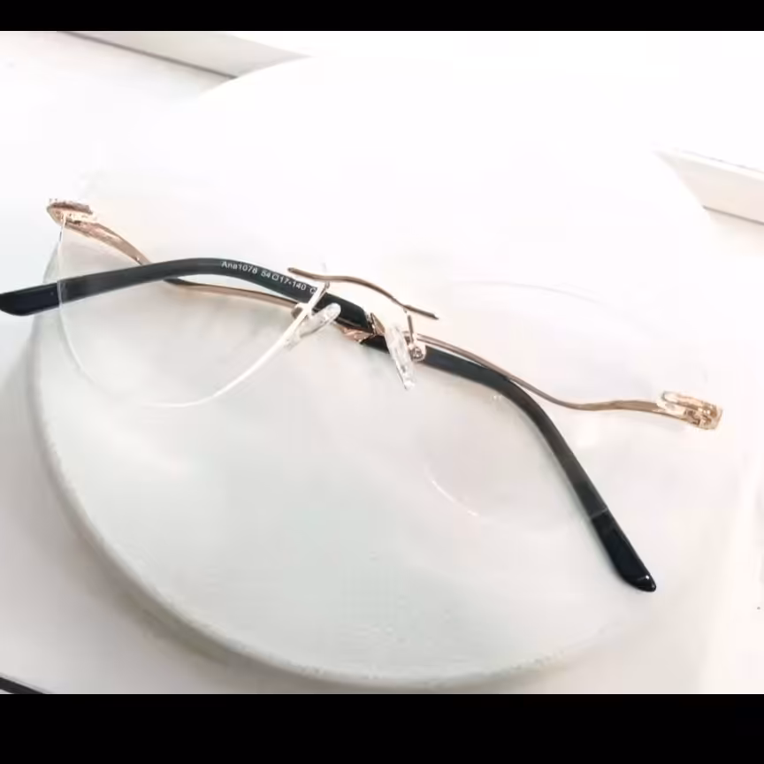 عینک طبی بی فریم طلایی  با مشکل در لعاب فریم که در عکس سوم مشخص  هست 