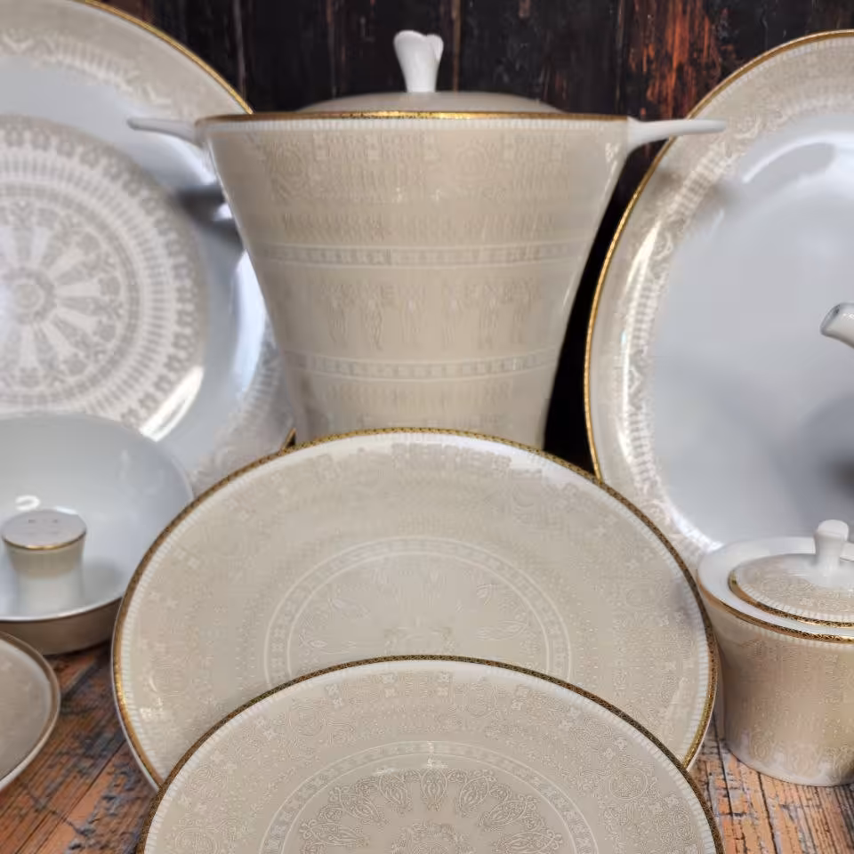 سرویس چینی اصفهان لورین6نفره 12نفره هزینه ارسال به عهده مشتری 