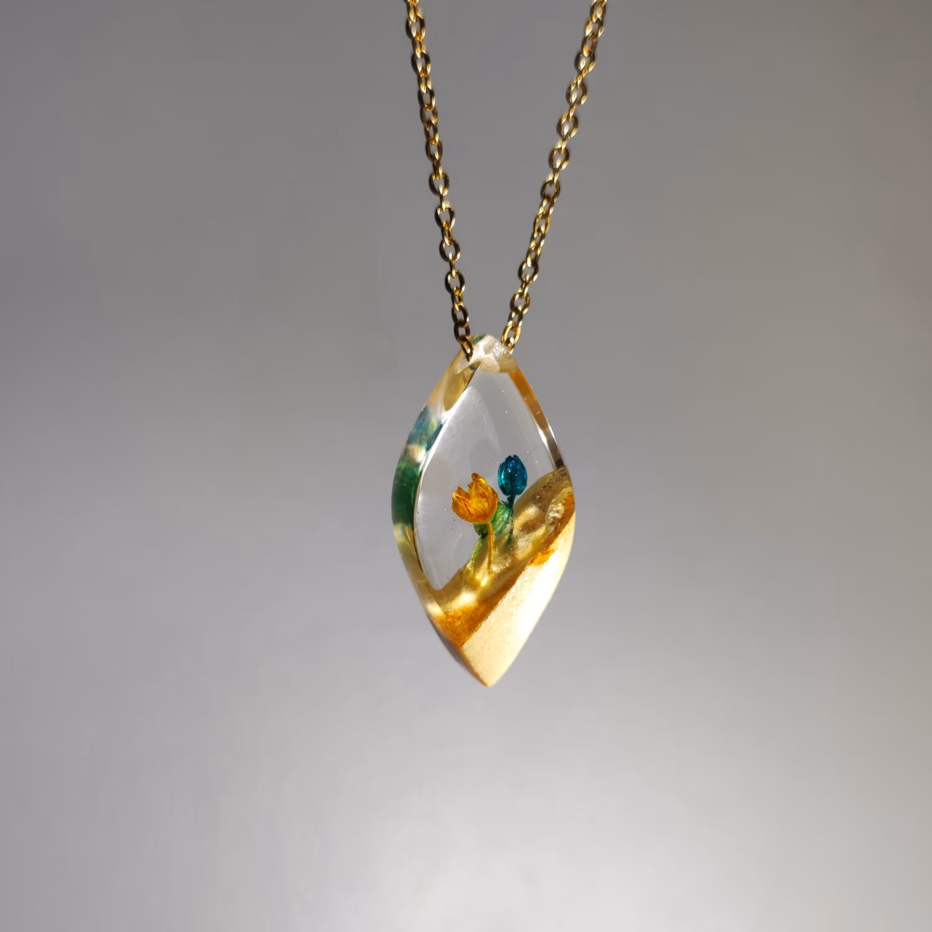 گردنبند رز  شبتاب ترکیب چوب و رزین با گل مینیاتوری طبیعی