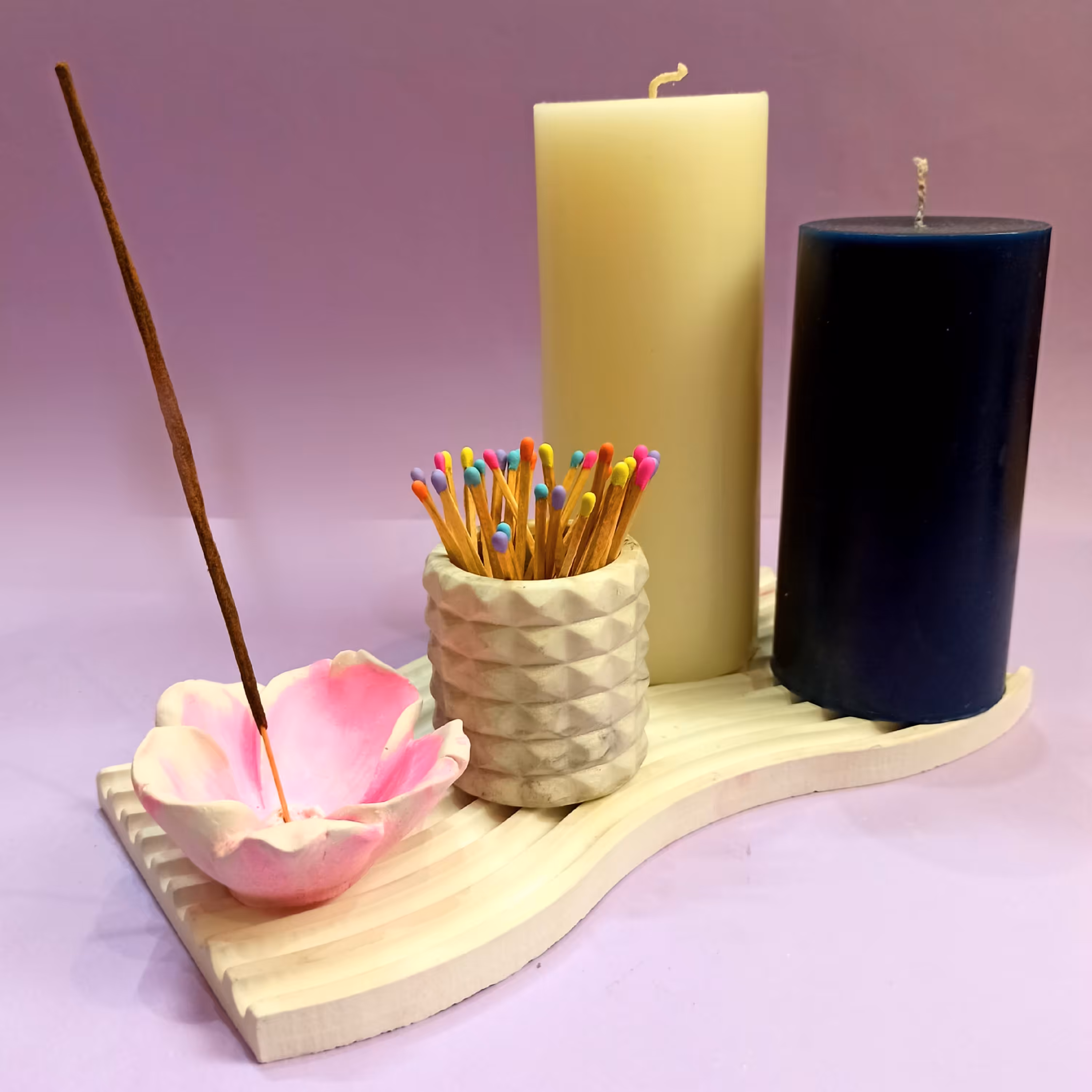 ست استند بتنی، دو عدد شمع استوانه ارتفاع 20 و 16، جاعودی و ظرف کبریت بهمراه یک بسته کبریت بلند رنگی هدیه و یک سورپرایز 