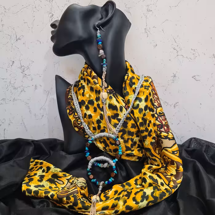 نیم ست گردنبند و گوشواره سنگ فیروزه و لاجورد و مهره چوبی بافته شده با نخ مکرومه بسیار زیبا و خاص و شیک 