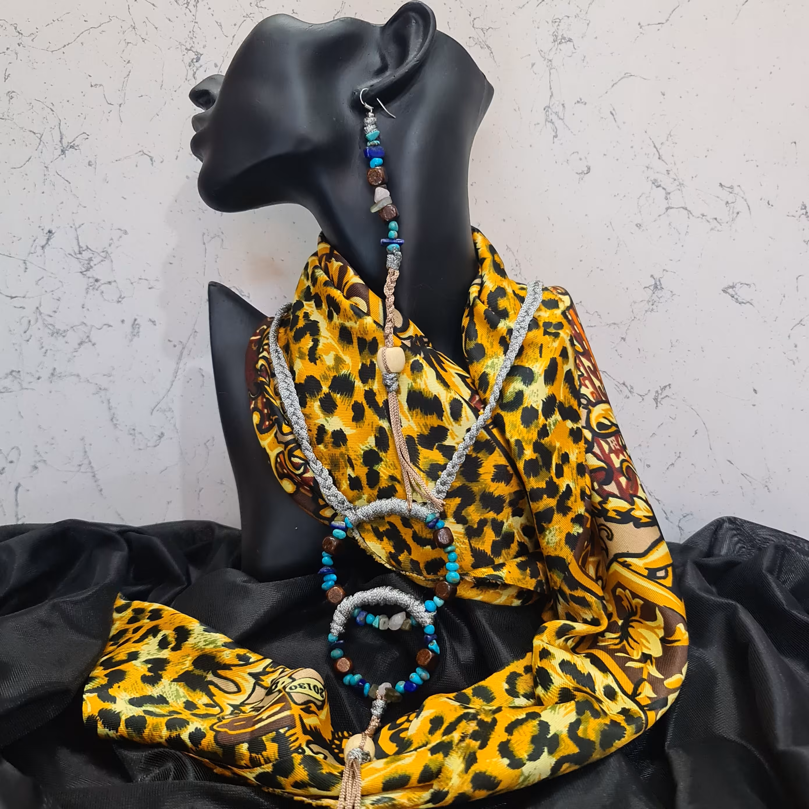 نیم ست گردنبند و گوشواره سنگ فیروزه و لاجورد و مهره چوبی بافته شده با نخ مکرومه بسیار زیبا و خاص و شیک 