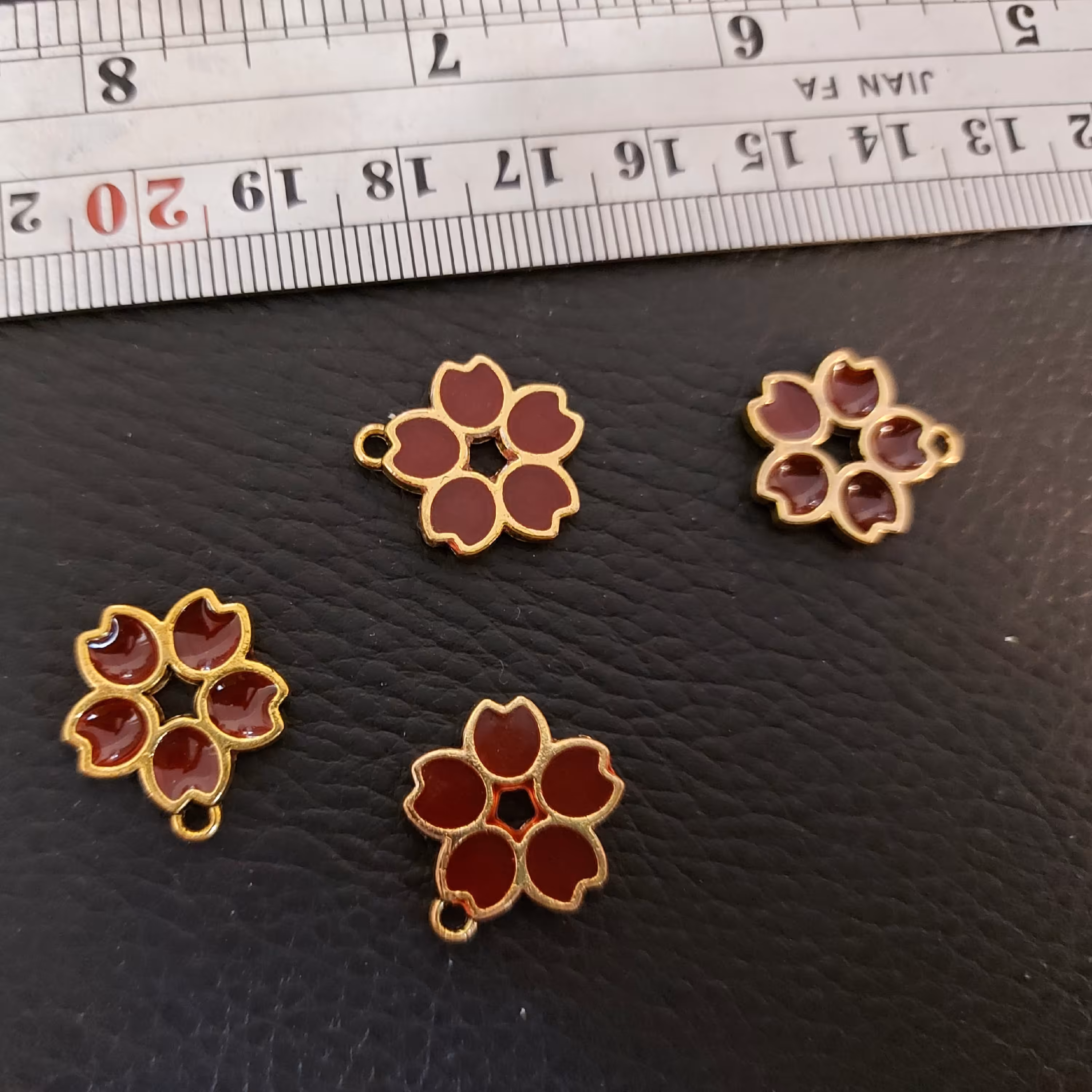 خرجکار آویزی گل مشکی دانه ای1.5 سانتی