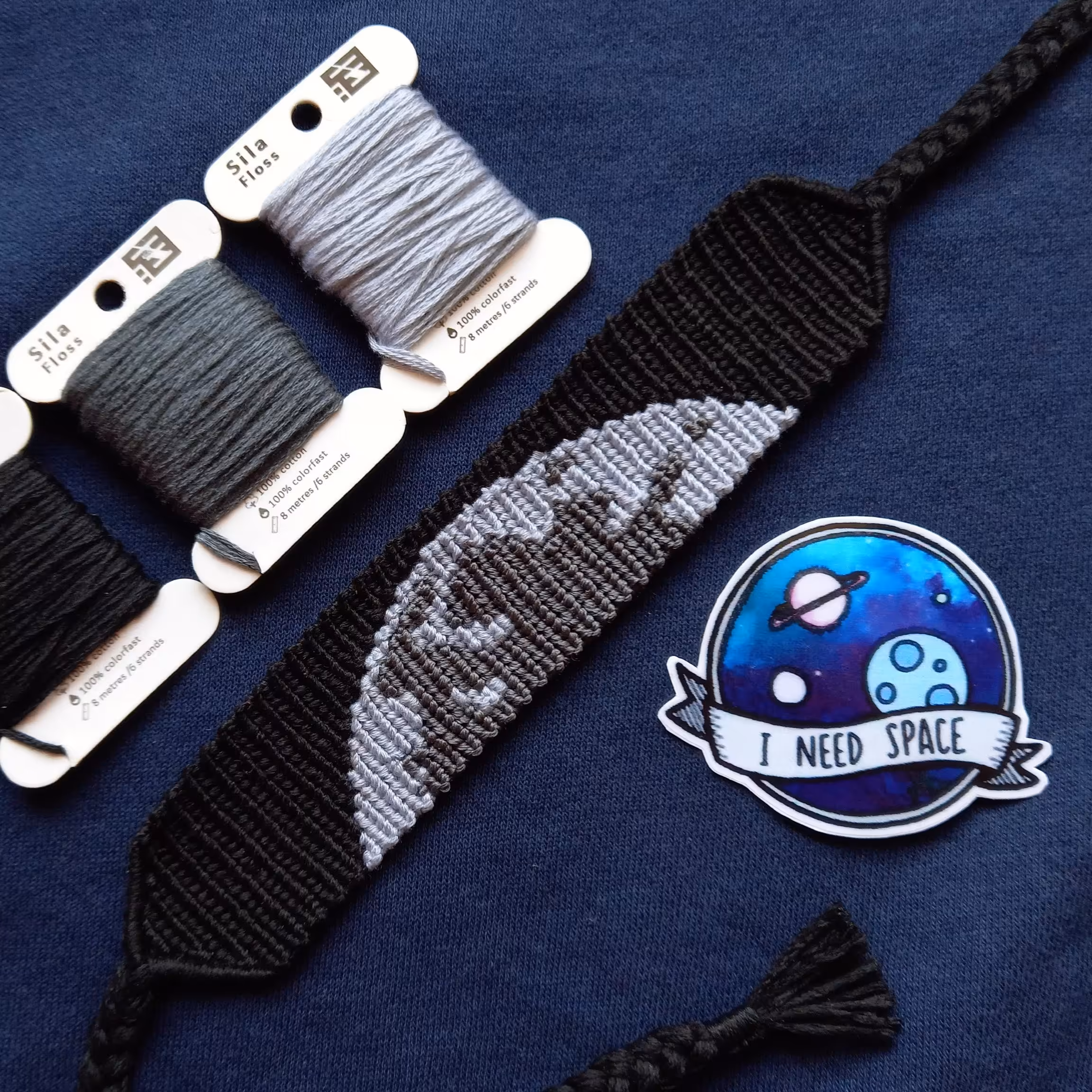 دستبند دستبافت طرح نیمه ماه (پس زمینه مشکی) ( دستبند ماه ) محصول کاملا دستساز تیم گوزن آبی