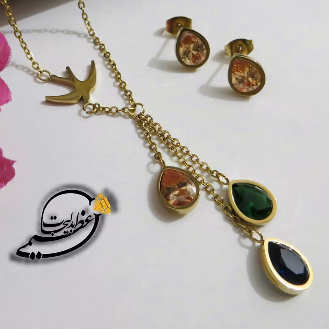 نیم ست استیل رنگ ثابت طلایی روکش طلا طرح پرستو  با آویزهای رنگی کریستال تراش خورده بسیار خاص