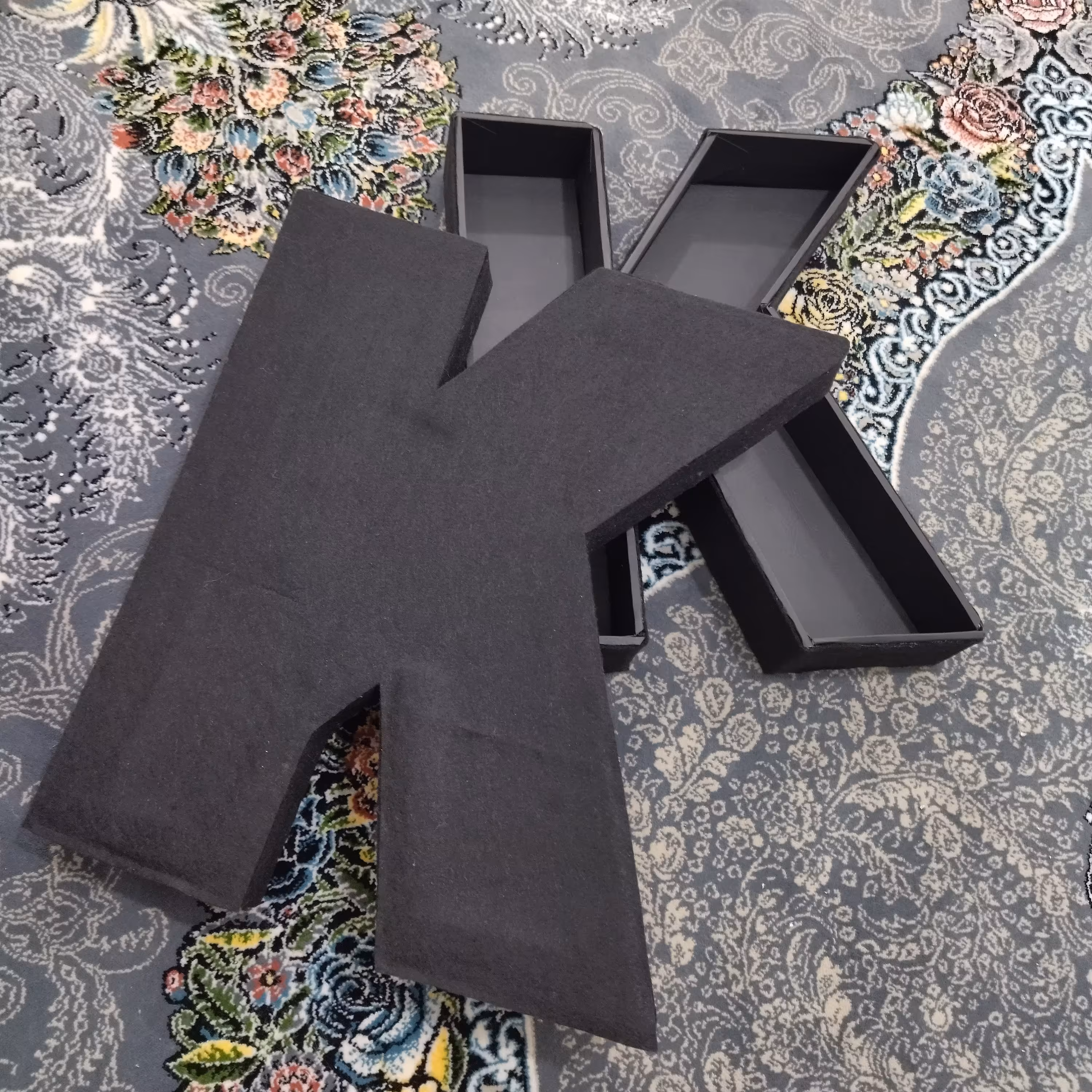 جعبه کادو حروف انگلیسی درب دار مقوایی دور نمد حرف kارسال به صورت پس کرایه