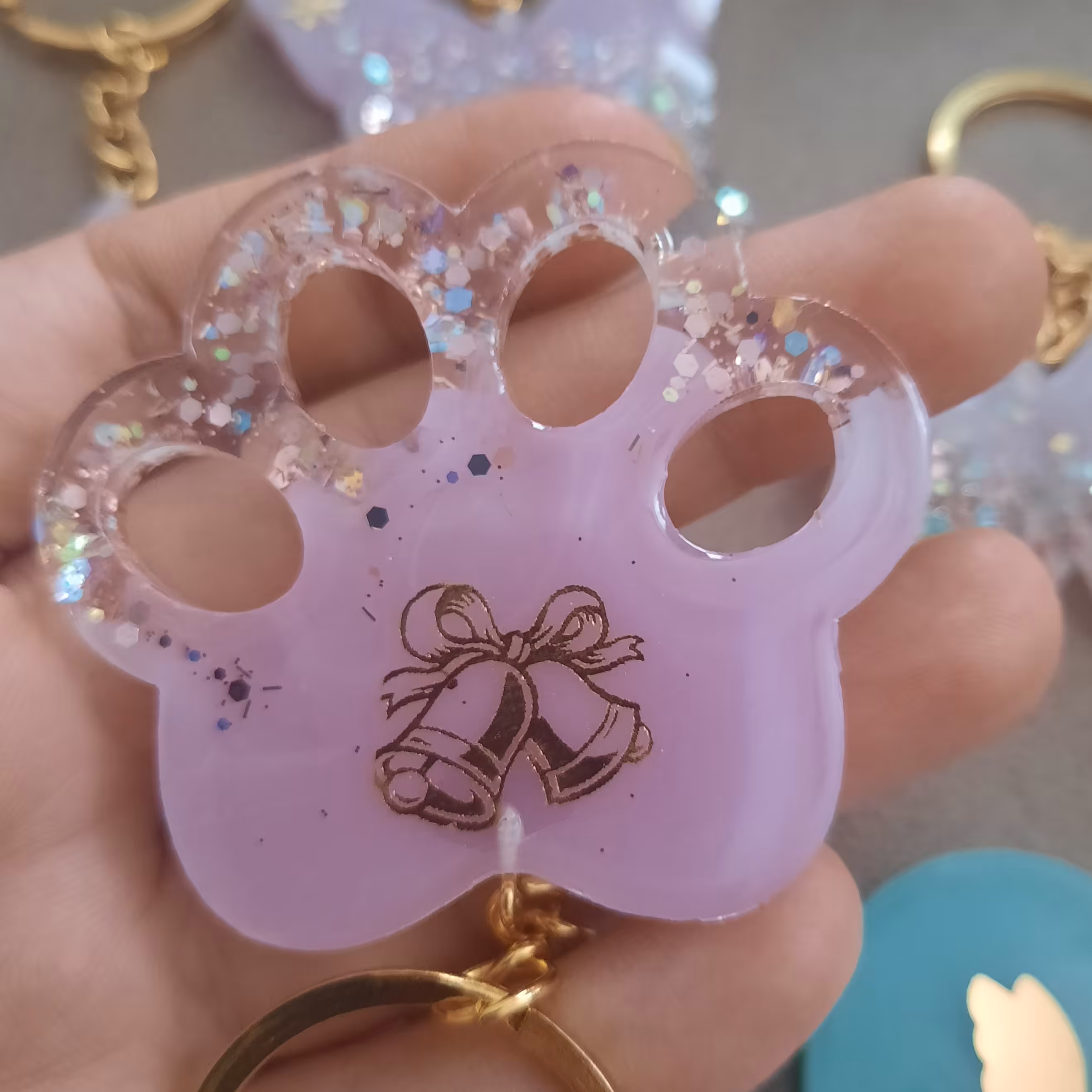 جاسوئیچی و آویز کیف رزینی با طرح پنجه 