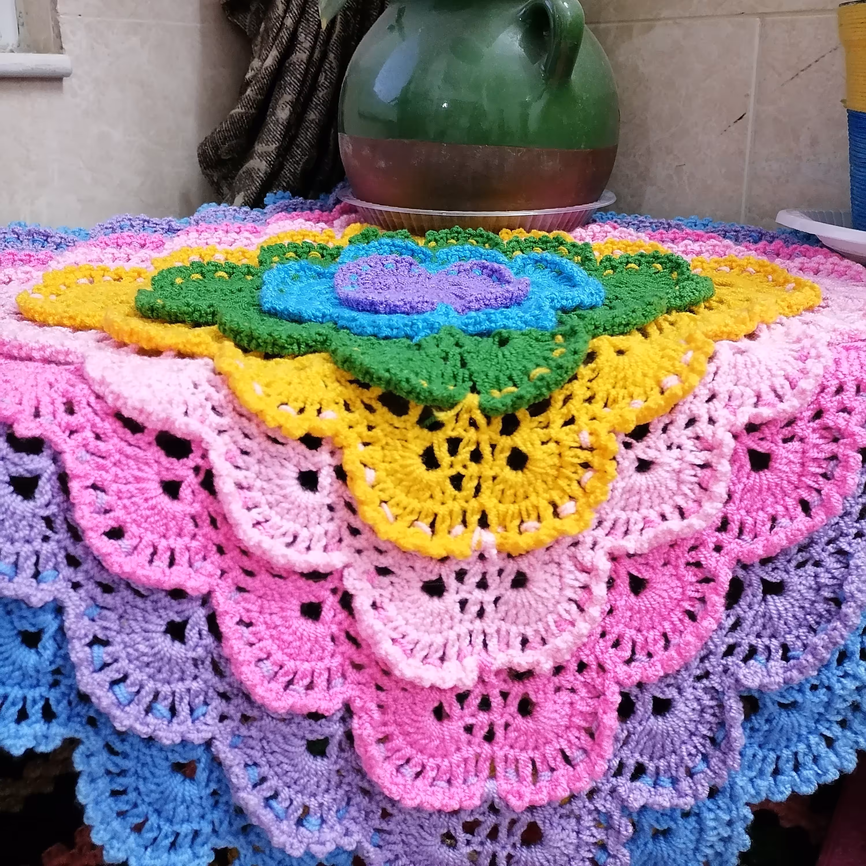 رومیزی مربع  خیلی خوشرنگ  و مدل برجسته  بافت تمیز 