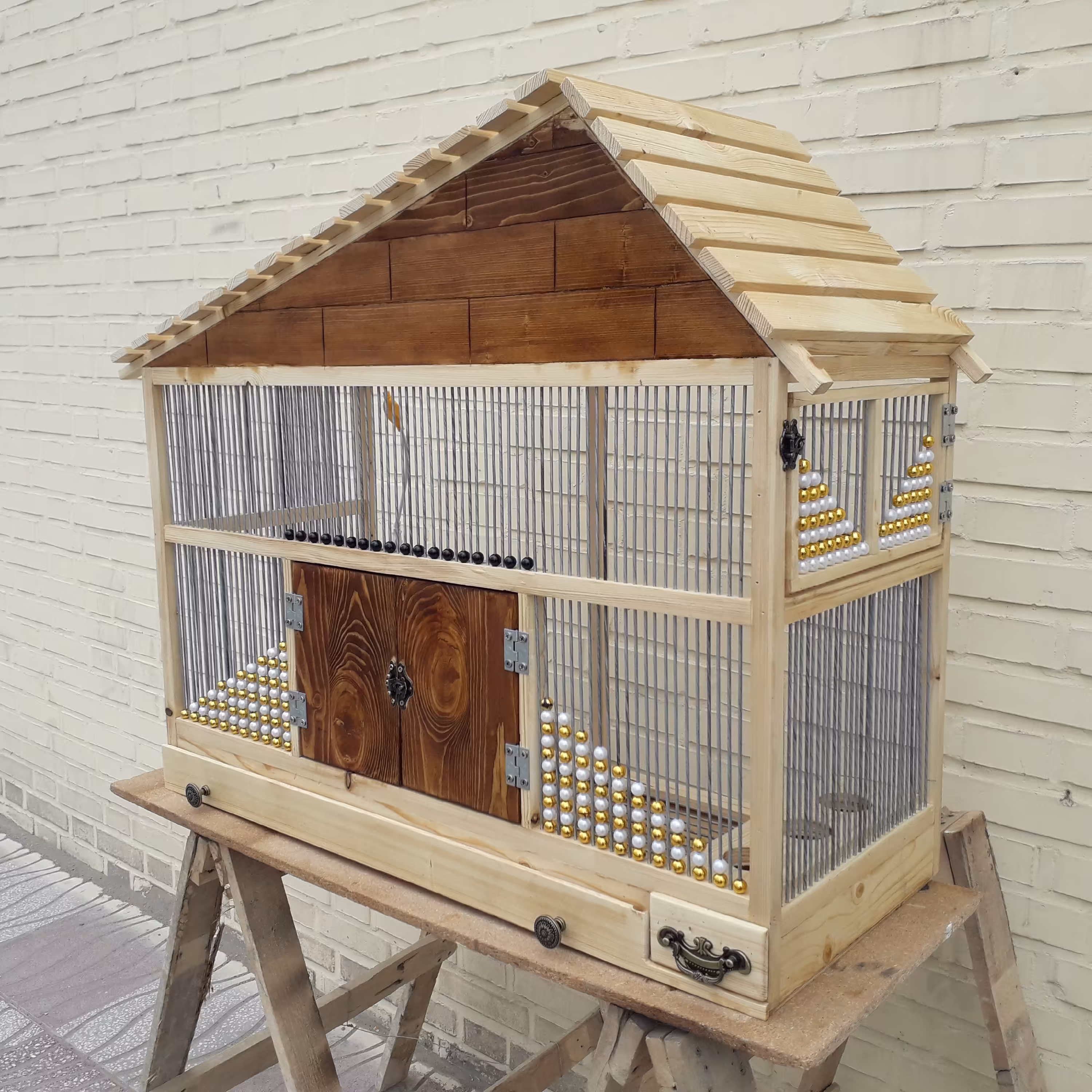 قفس پرنده لوکس و شیک یک کار هنری و دست ساز خصوصا افراد شیفته ی هنر ترکیبی از چوب و سیم مفتول سفید تقدیم به نگاه زیباتون