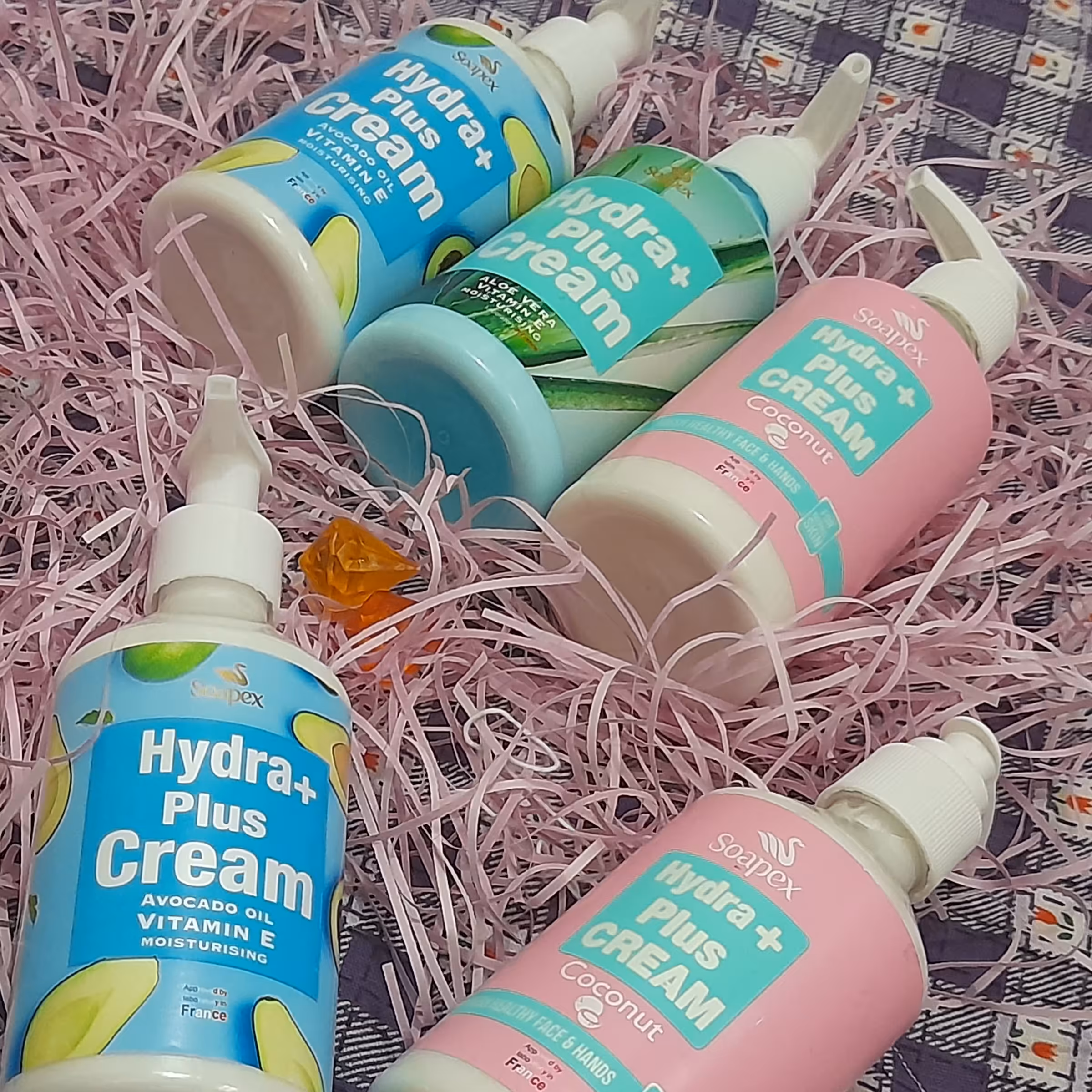 کرم آبرسان خوشبو  مناسب دست و صورت  مناسب تمام سنین آقایان و خانم ها