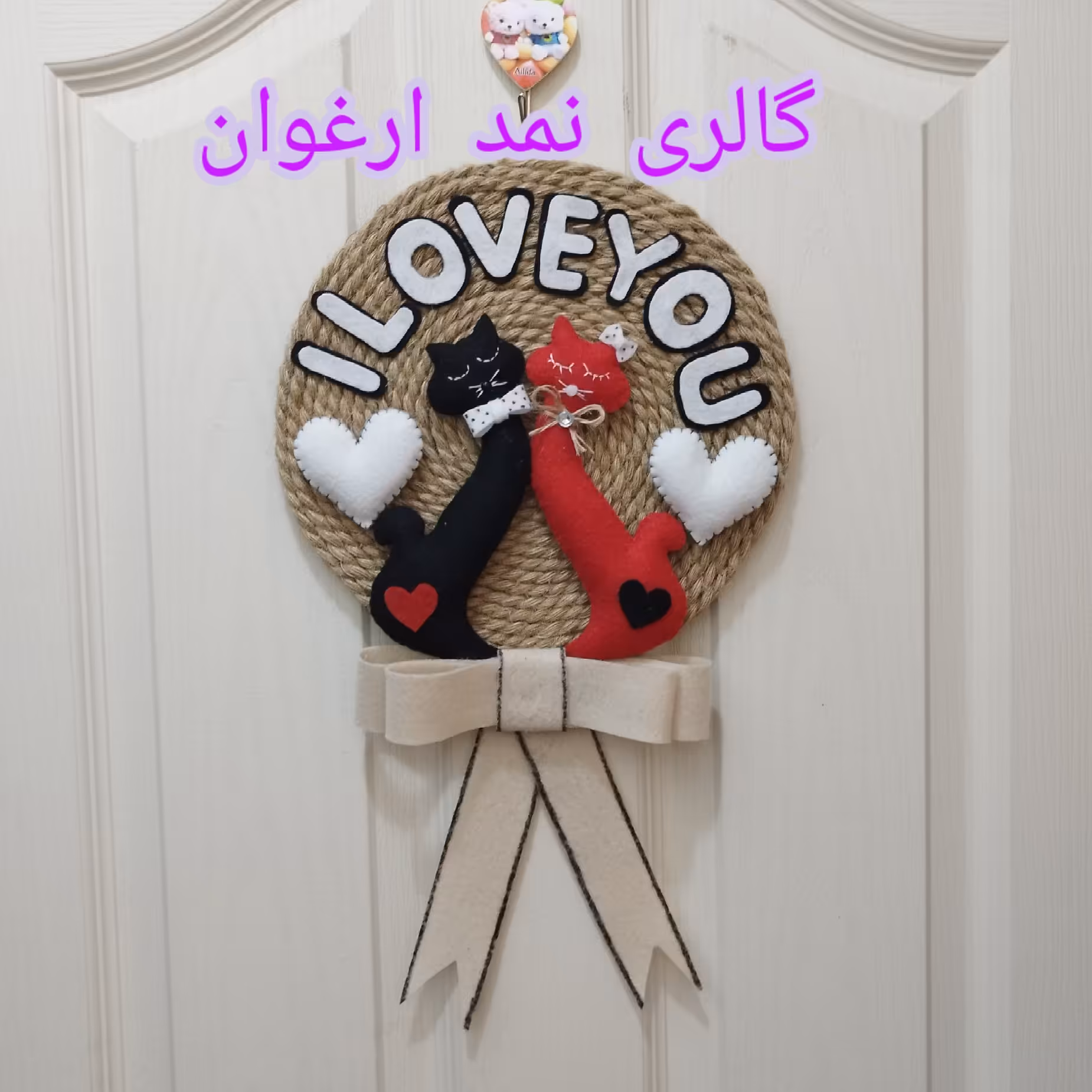 حلقه رودری یا آویز درب نمدی دست دوز مدل آقا و خانم گربه حلقه کنفی قطر حلقه27 