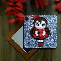 اینه با عروسک دستساز خمیر پلیمری 