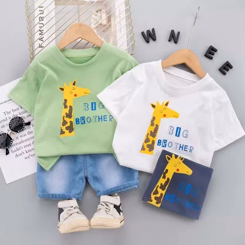 ست دو تیکه وارداتی بچگانه کیفیت تضمینی اسپورت جنس تیشرت نخ پنبه درجه یک شلوارک جین اورجینال مناسب حدود سنی 1 تا 5 سال