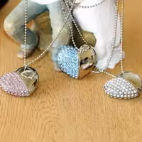 فلش مموری طرح قلب گردنبند زنانه همراه با زنجیر مناسب هدیه ظرفیت 64 گیگ