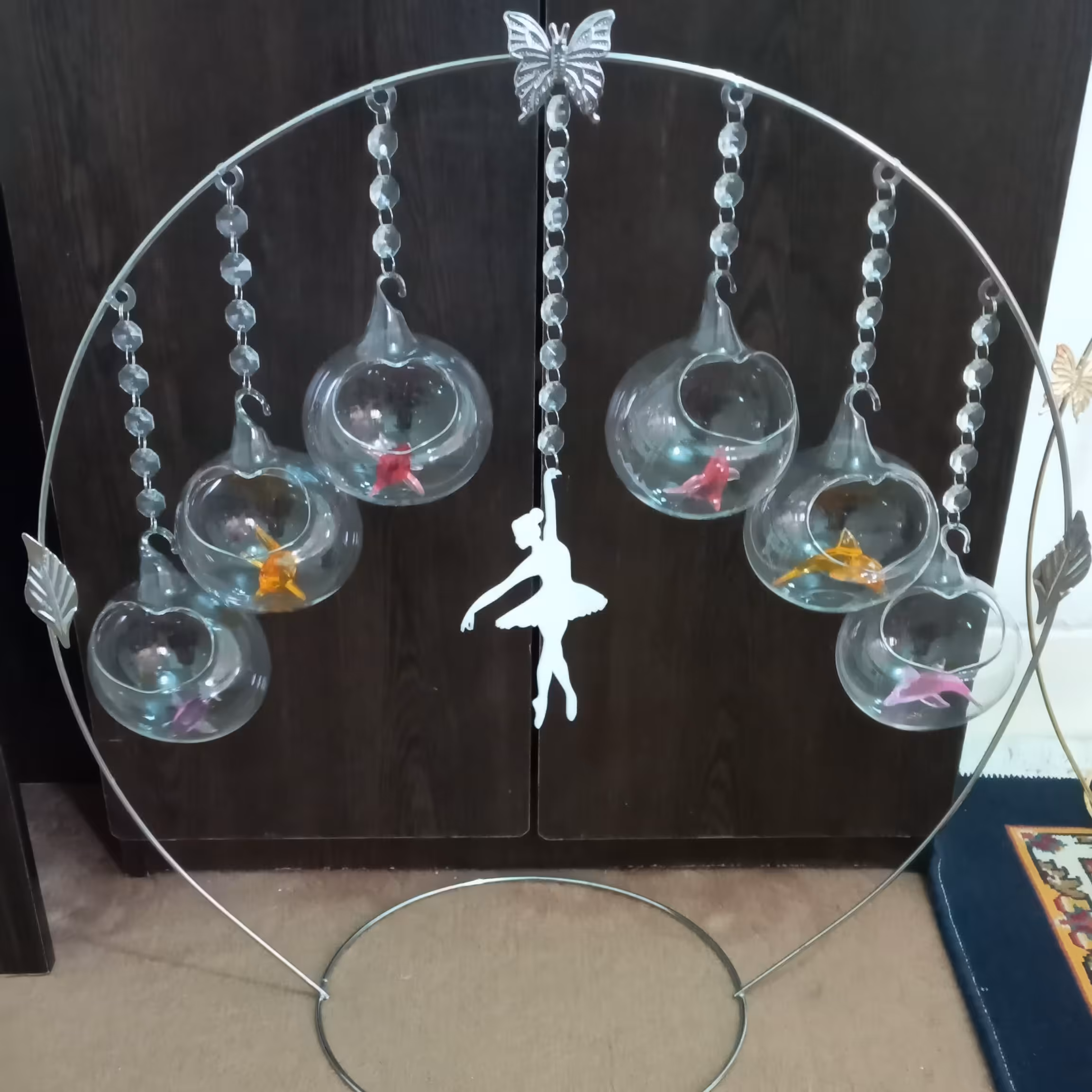 هفت سین حبابی شامل یک استند فلزی نقره ای، 6 عدد حباب، 7ریسه کریستالی و یک بالرین