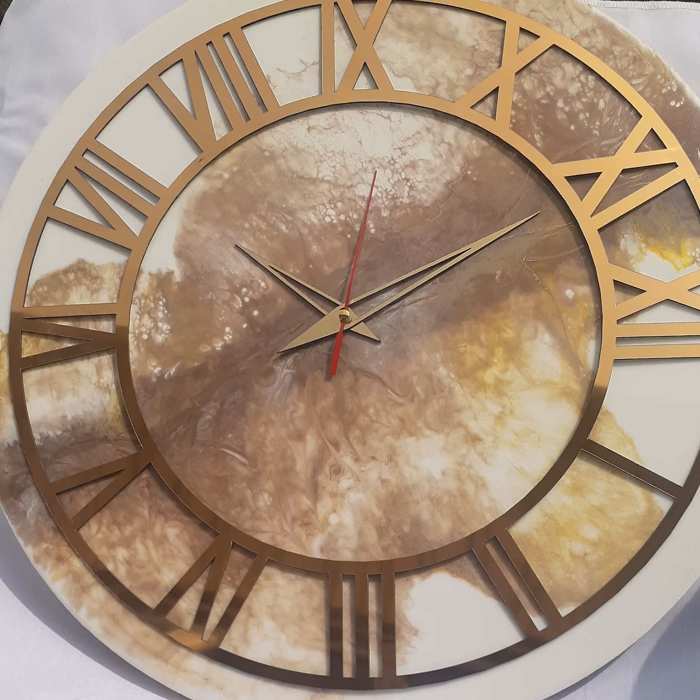 ساعت رزینی طرح ابرو بادی